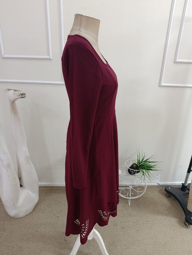 Rochie midi importată din crep, cu mânecă lungă, guler pătrat și detalii florale tăiate cu laser la tiv, 37819