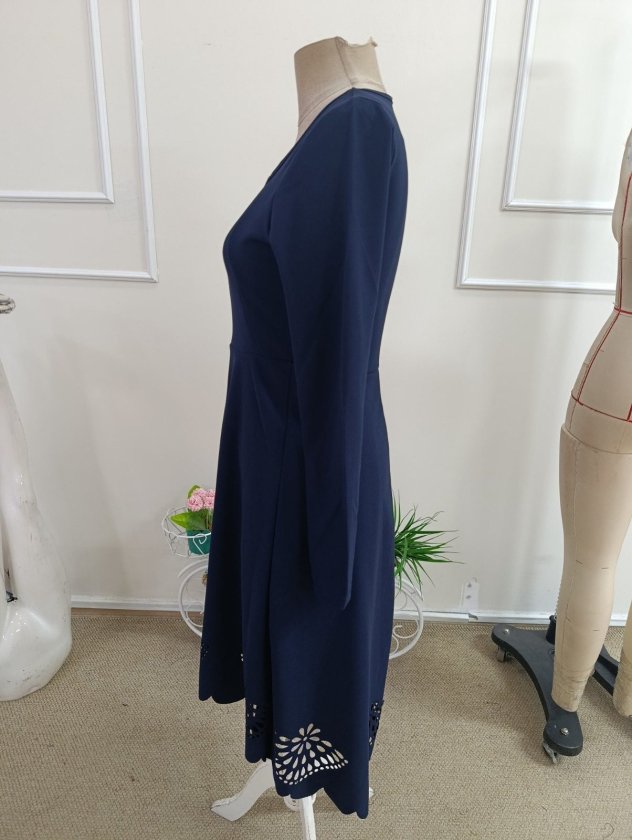 Fustă-rochie midi de damă, din crep importat, cu mânecă lungă, guler pătrat și detalii tăiate cu laser, cu model floral la tiv, 37820