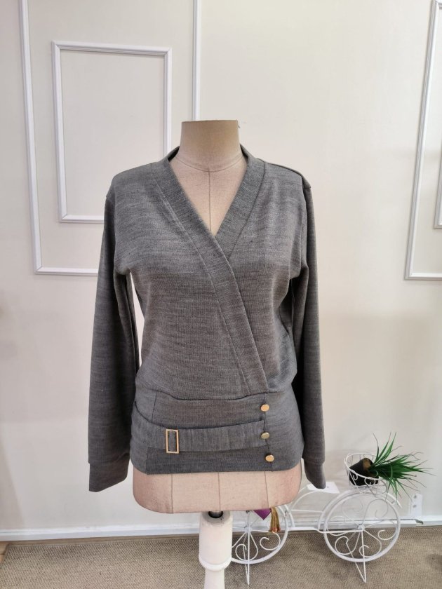 Bluză de damă cu mânecă lungă, guler înfășurat, model acrilic, cataramă și nasturi în talie, 38896