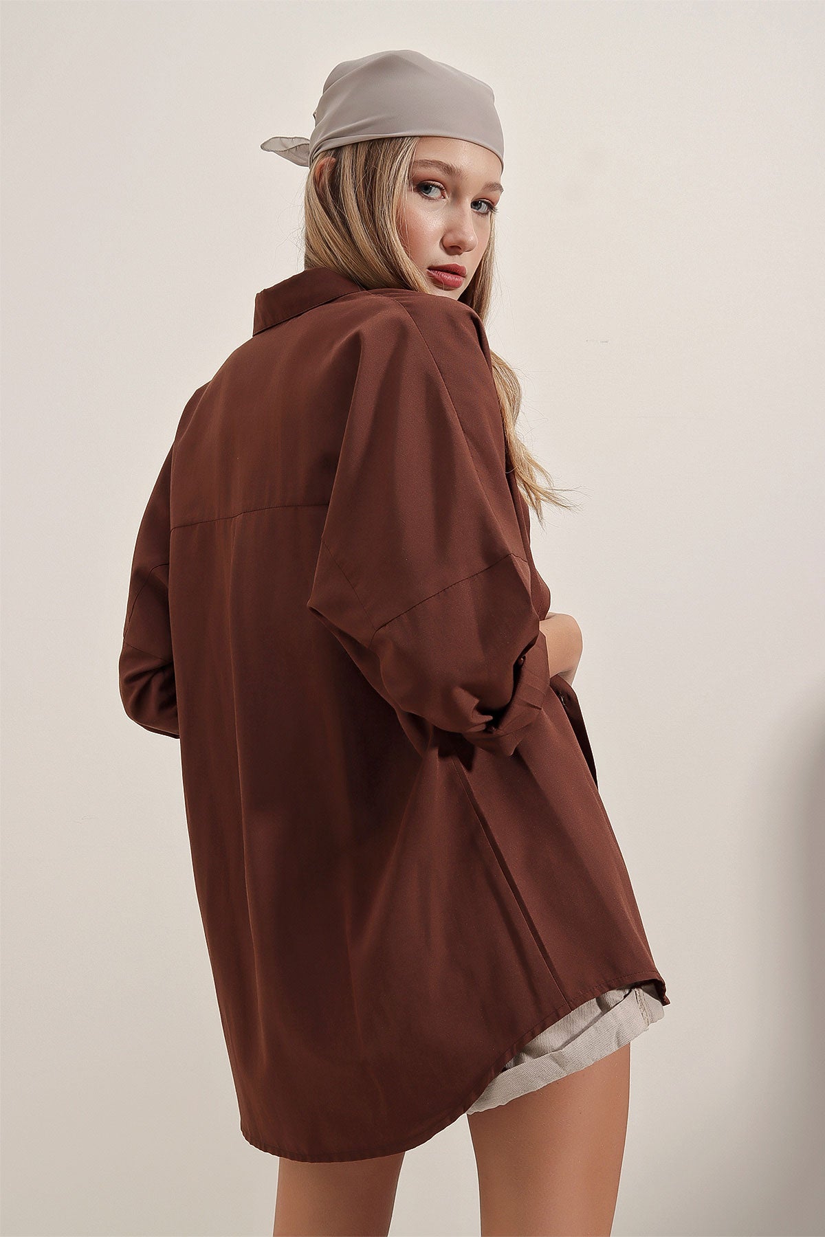 3900 Cămașă Oversize Lungă Basic - Maro