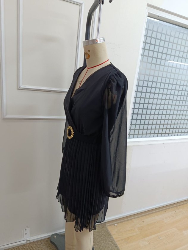 Rochie scurtă din șifon plisat, cu mânecă lungă, decolteu înfășurat și curea, 39097