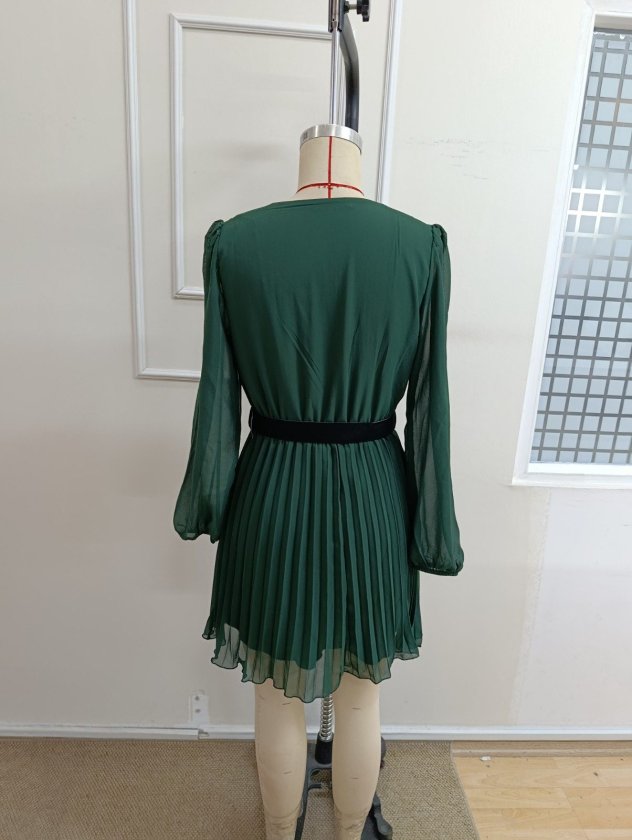 Rochie scurtă din șifon plisat, cu mânecă lungă, decolteu înfășurat și cu curea, 39098