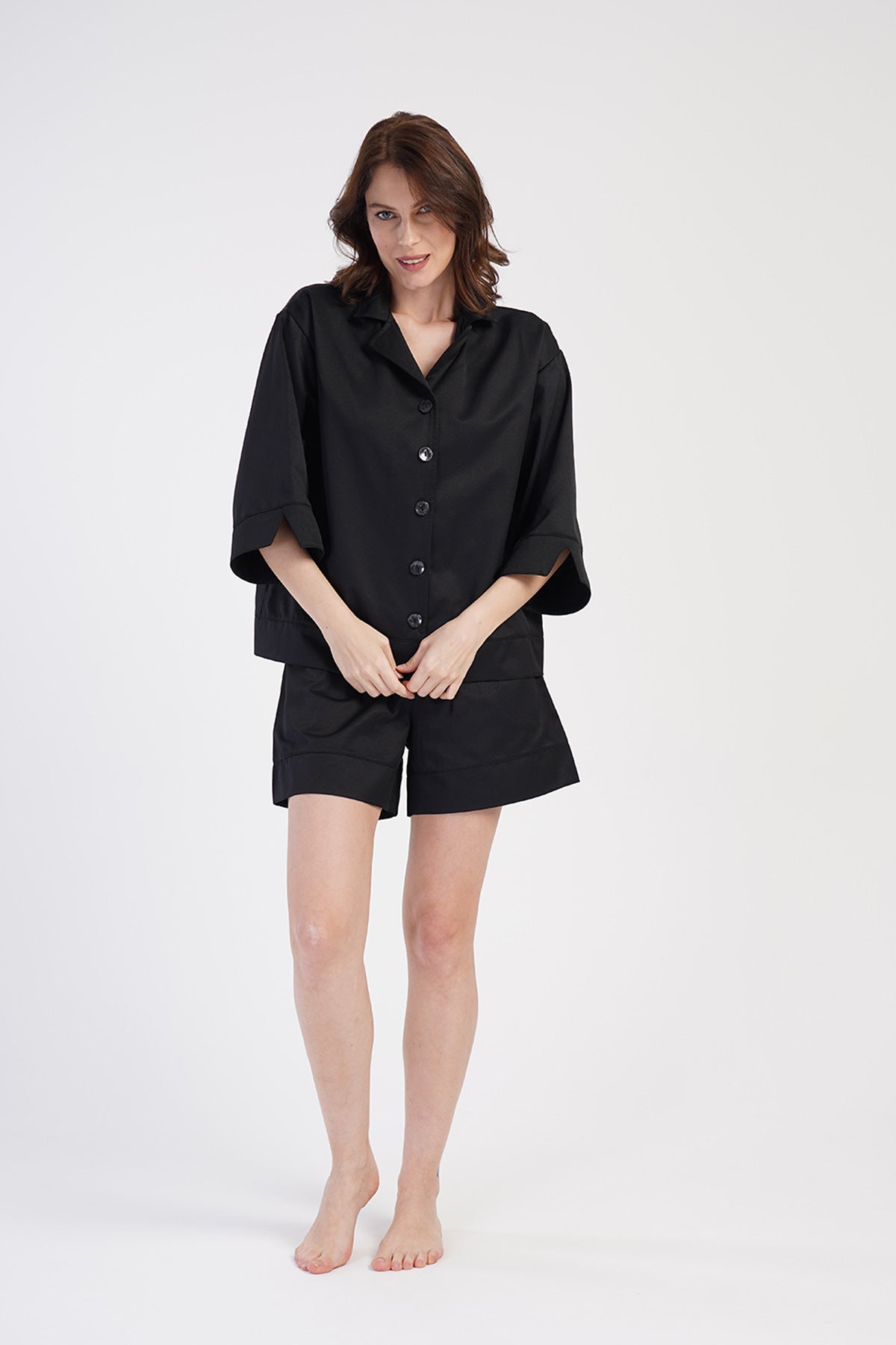 SET DE PANTALONI SCURȚI CU CĂMAȘĂ DE DAMĂ CU GULER OXFORD, ÎNCHIDERE COMPLETĂ CU NASTURI, MÂNECĂ 7/8 ȘI BUZUNARE - NEGRU