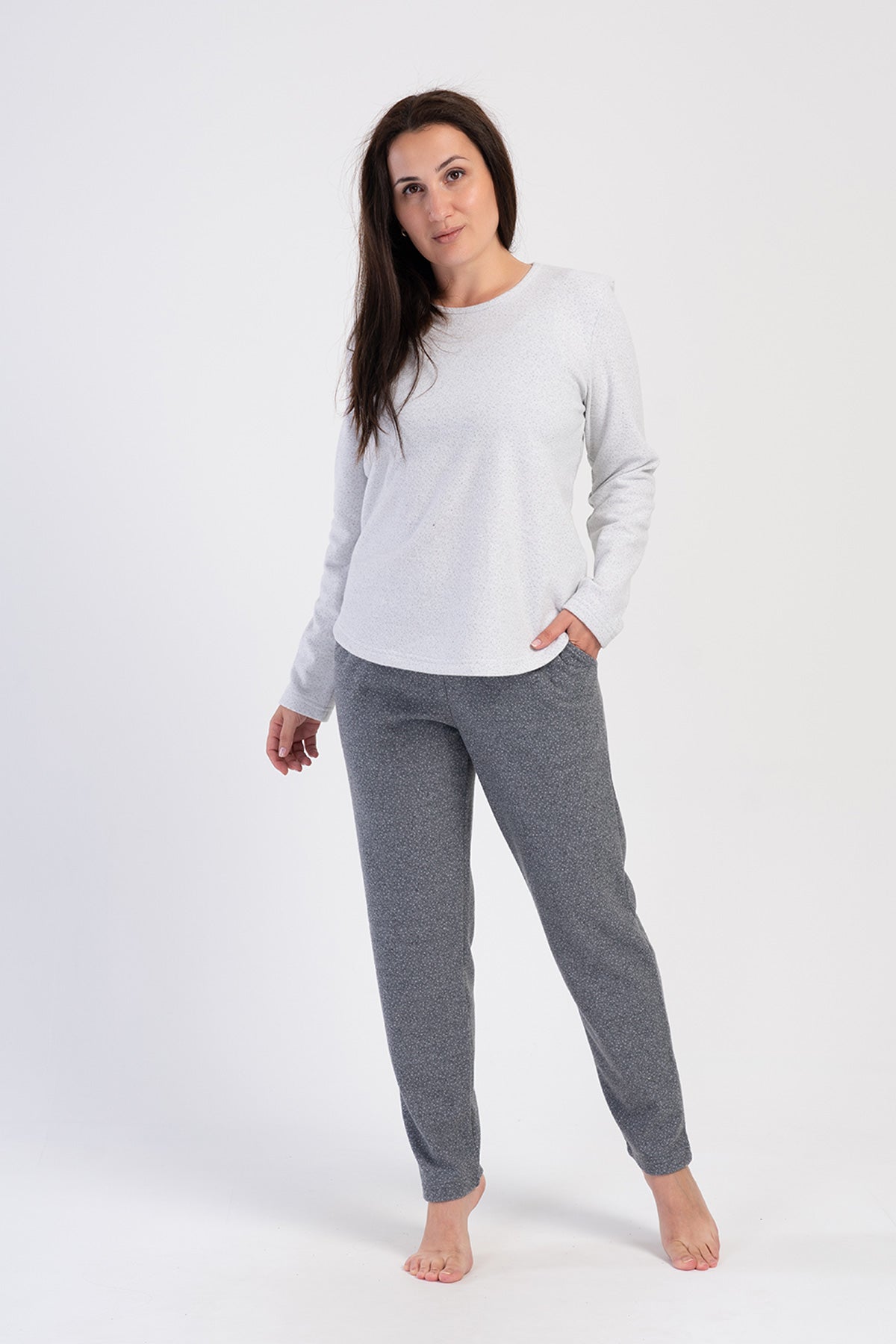 Pijama damă cu țesătură jacard tip interlock, mărimi mari XXL, cu guler tip bărcuță, umeri căzuți, mânecă lungă, tiv oval și buzunare - Alb murdar