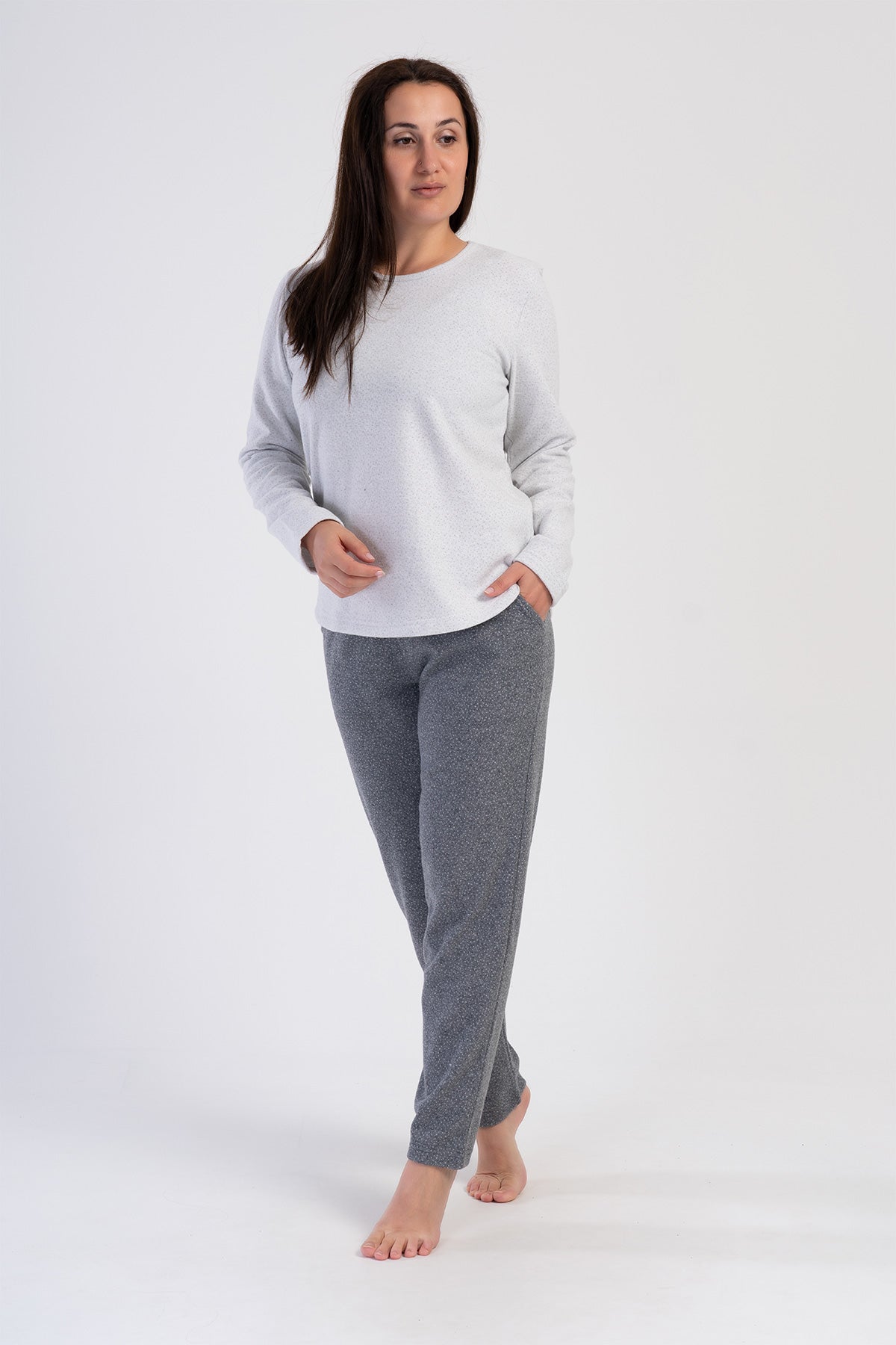 Pijama damă cu țesătură jacard tip interlock, mărimi mari XXL, cu guler tip bărcuță, umeri căzuți, mânecă lungă, tiv oval și buzunare - Alb murdar