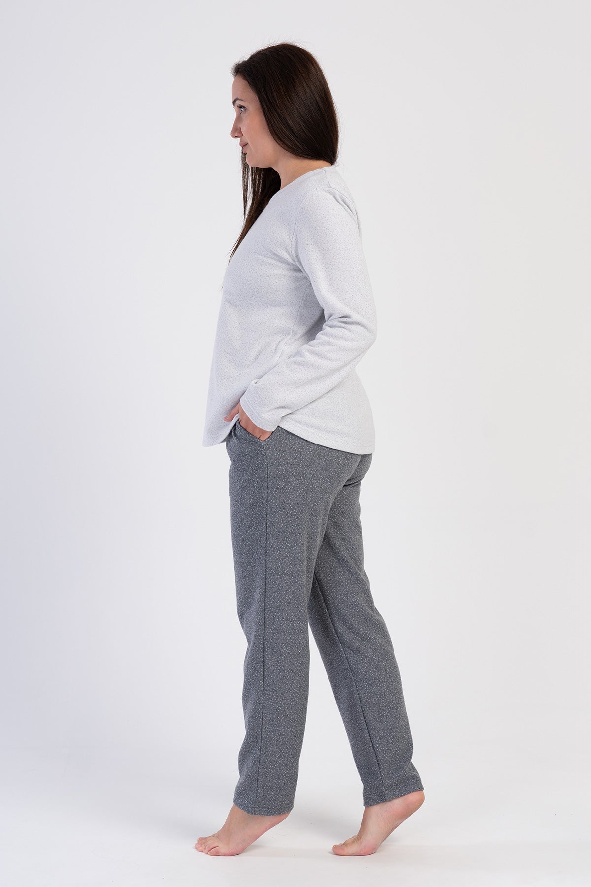 Pijama damă cu țesătură jacard tip interlock, mărimi mari XXL, cu guler tip bărcuță, umeri căzuți, mânecă lungă, tiv oval și buzunare - Alb murdar