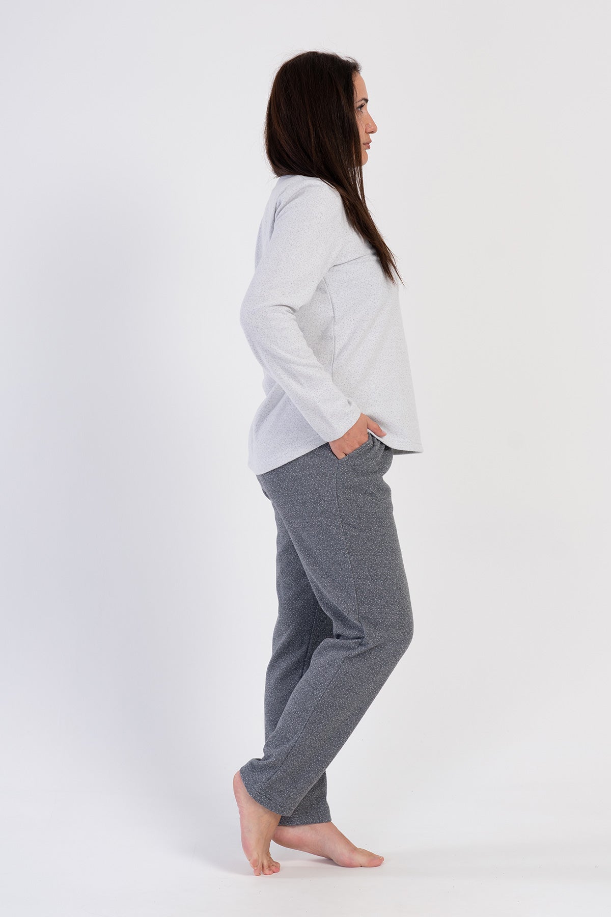 Pijama damă cu țesătură jacard tip interlock, mărimi mari XXL, cu guler tip bărcuță, umeri căzuți, mânecă lungă, tiv oval și buzunare - Alb murdar