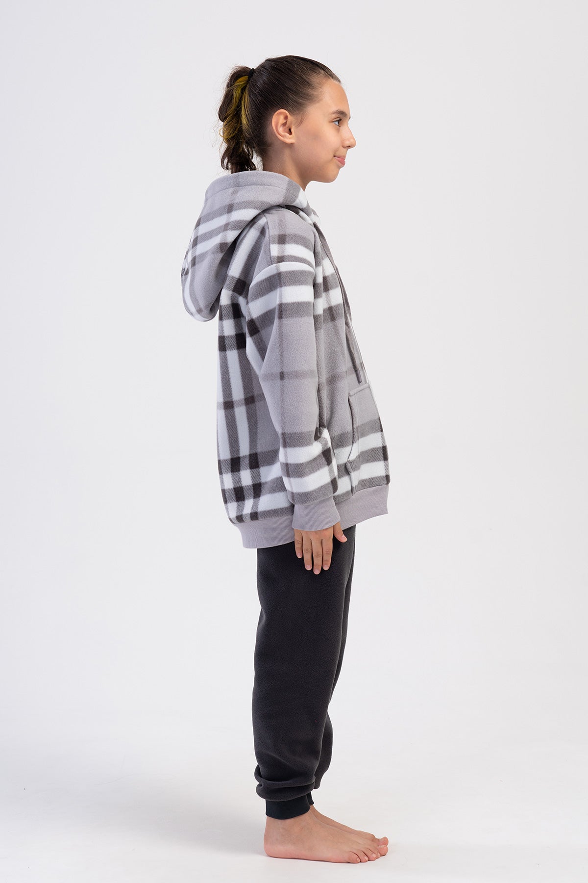 SET PIJAMA DIN POLAR PENTRU FETE, CU GLUGĂ, CU UMERI LĂSAȚI, MÂNECĂ LUNGĂ, CU FERMOAR, CU BUZUNARE CANGUR ȘI MANȘETE (9-10/15-16) - GRI