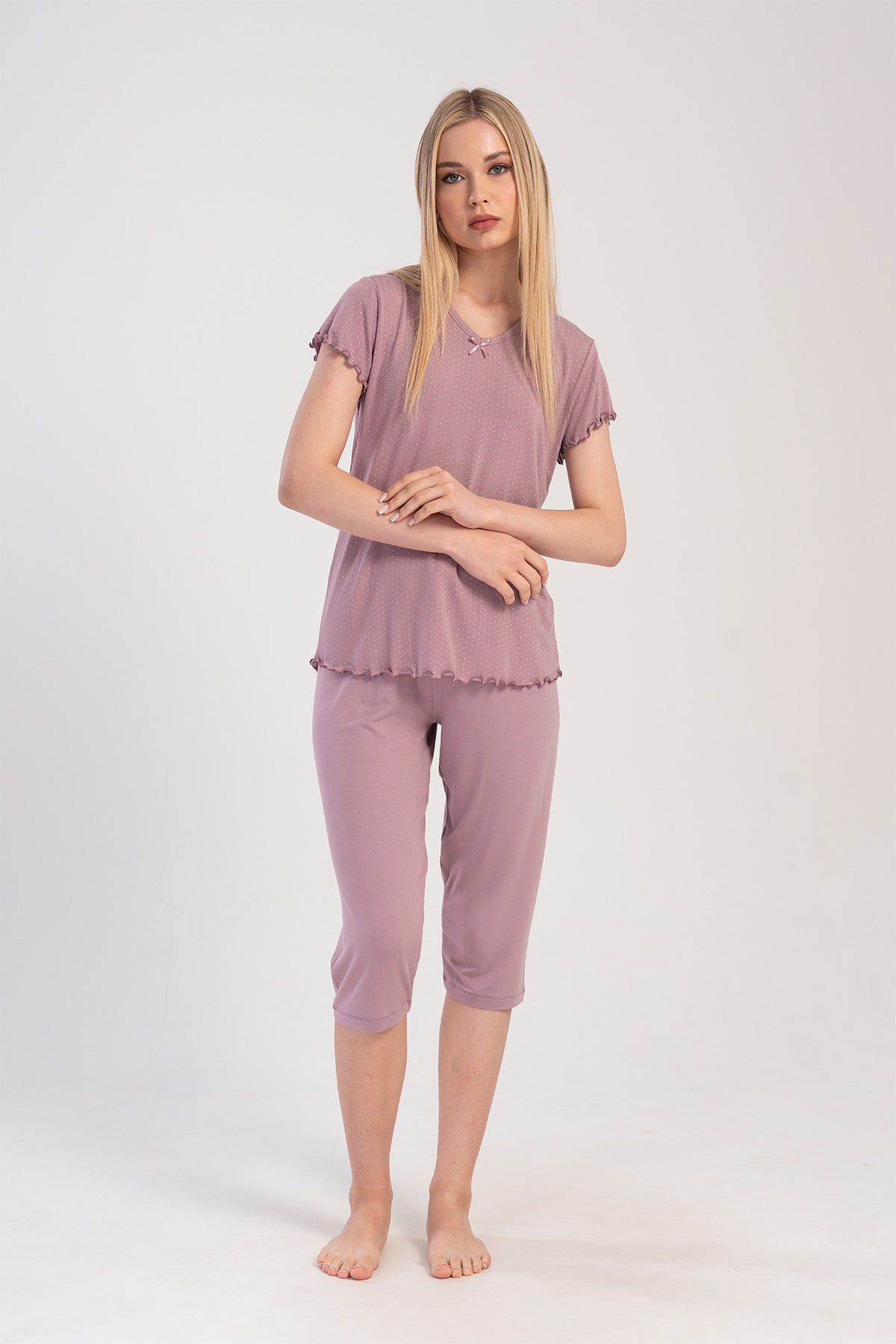 COSTUM DE DAMĂ LYC VISCON XXL, CU GULER LĂRGIT, CORDELUȚĂ ȘI PAIETE, MÂNECĂ SCURTĂ, CAPRI - ROZ