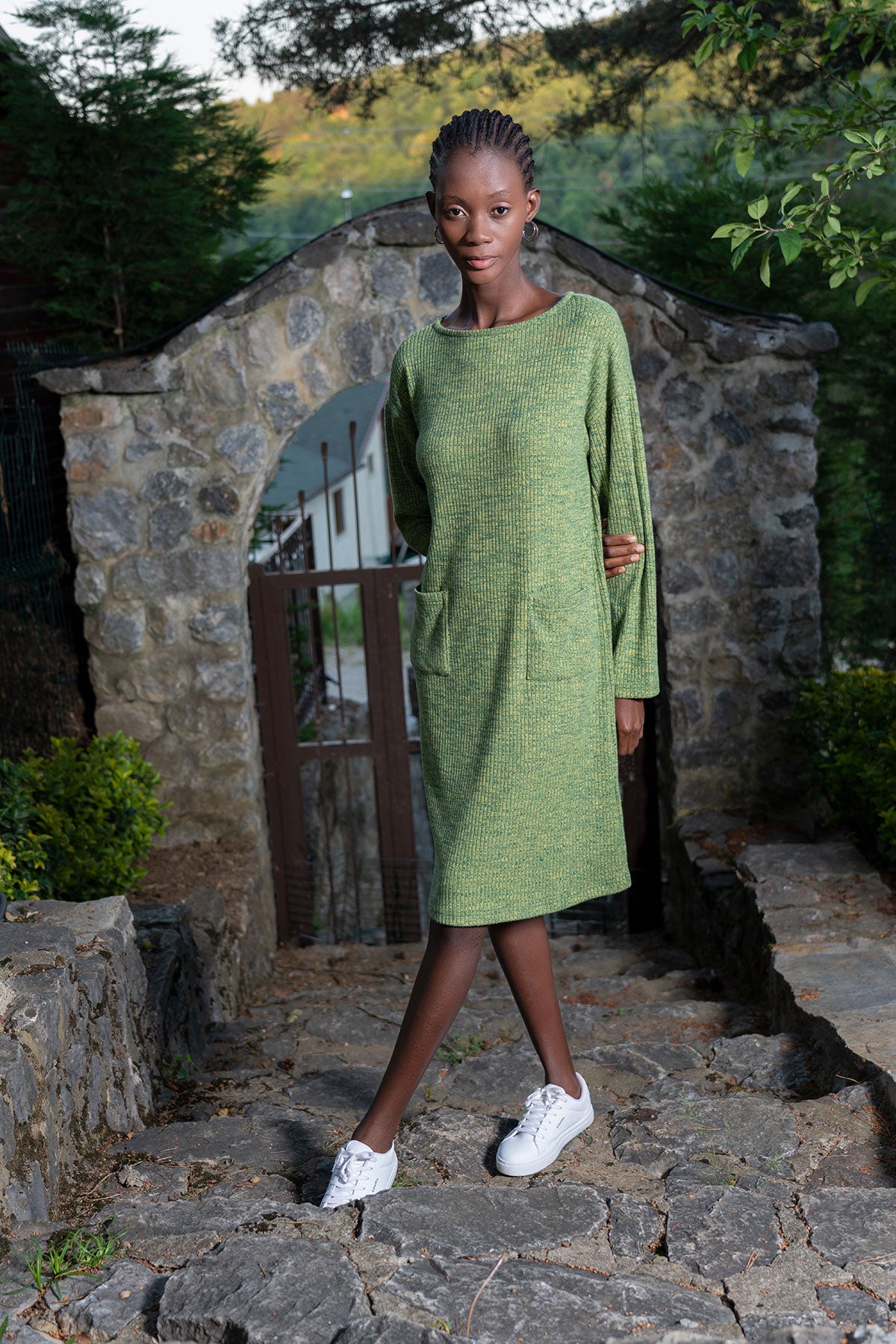 ROCHIE DE DAMĂ CU MÂNECĂ LUNGĂ, GULER BĂRCUȚĂ, UMERI CĂZUȚI, CU BUZUNARE ȘI CORDELUȚĂ - KAKI001