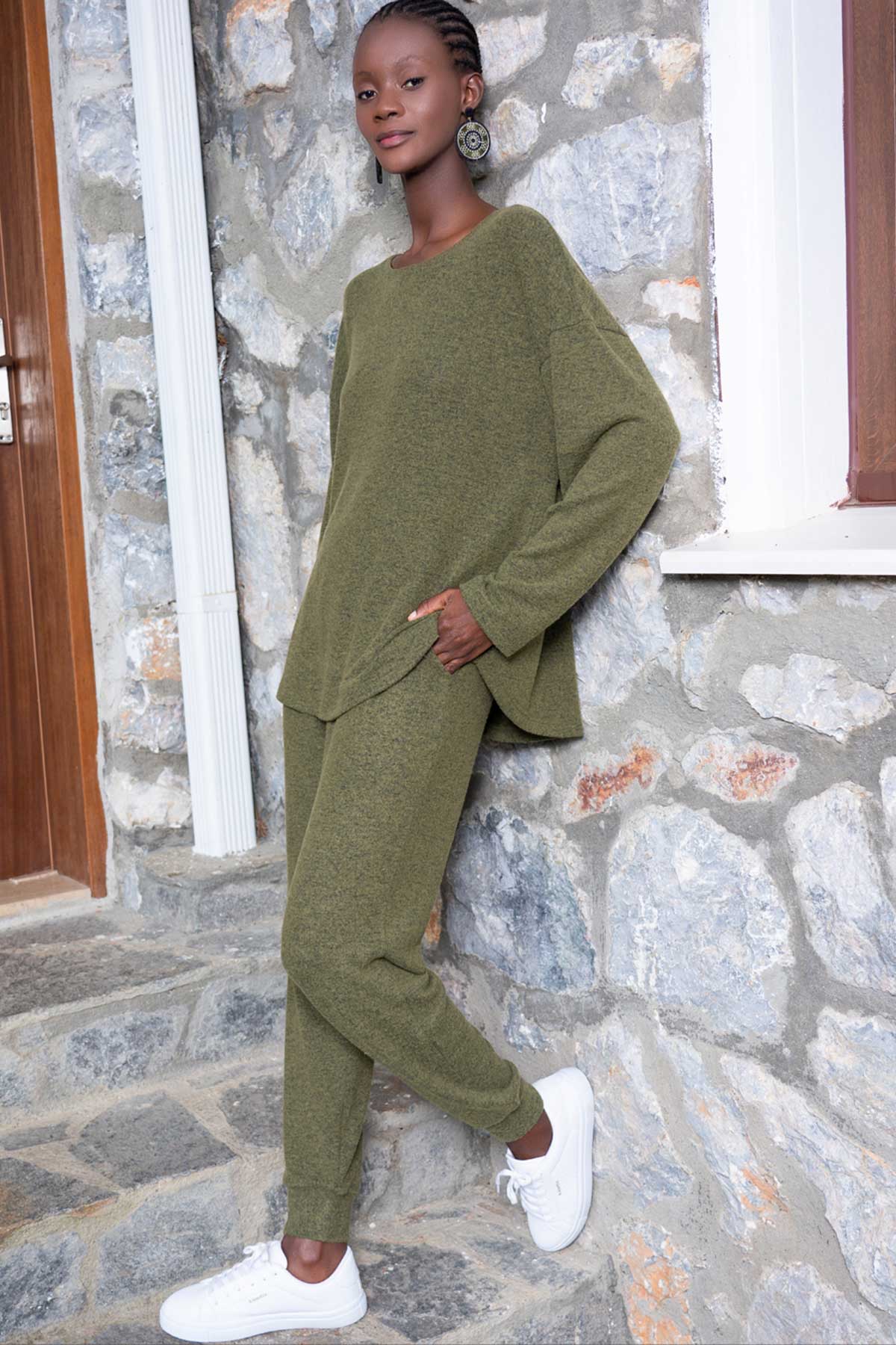 COSTUM DAMĂ, COMPLET, CU PUNTALI, LYC SUPREM, XXL, GULER BĂRCUȚĂ, UMERI CĂZUȚI, MÂNECĂ LUNGĂ, MANȘETĂ, BUZUNARE ȘI PANTALONI - KAKI