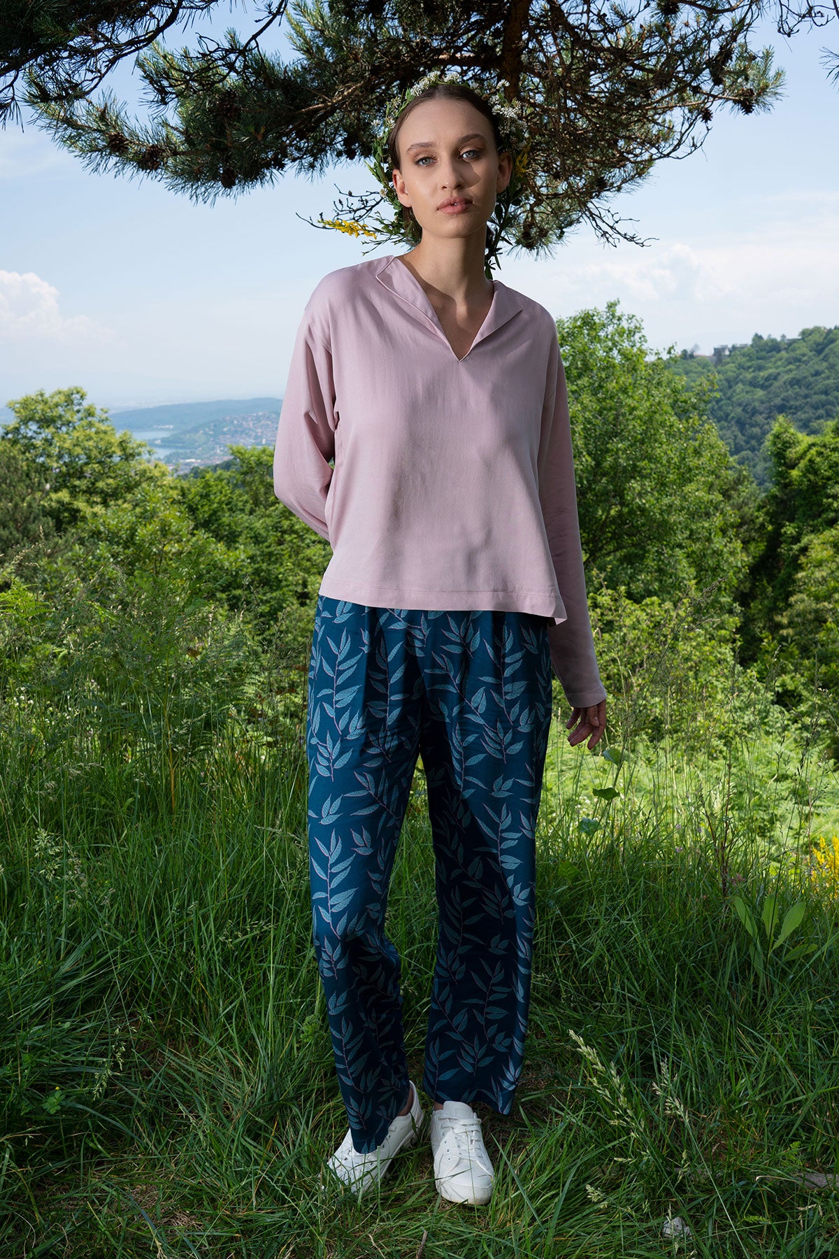 SET PANTALONI DAMĂ DIN VASCOZĂ CU GULER ÎNTORS, FAȚĂ SCURTĂ, SPATE LUNG, MÂNECI LUNGI, PANTALONI CU PLISEURI – ROZ