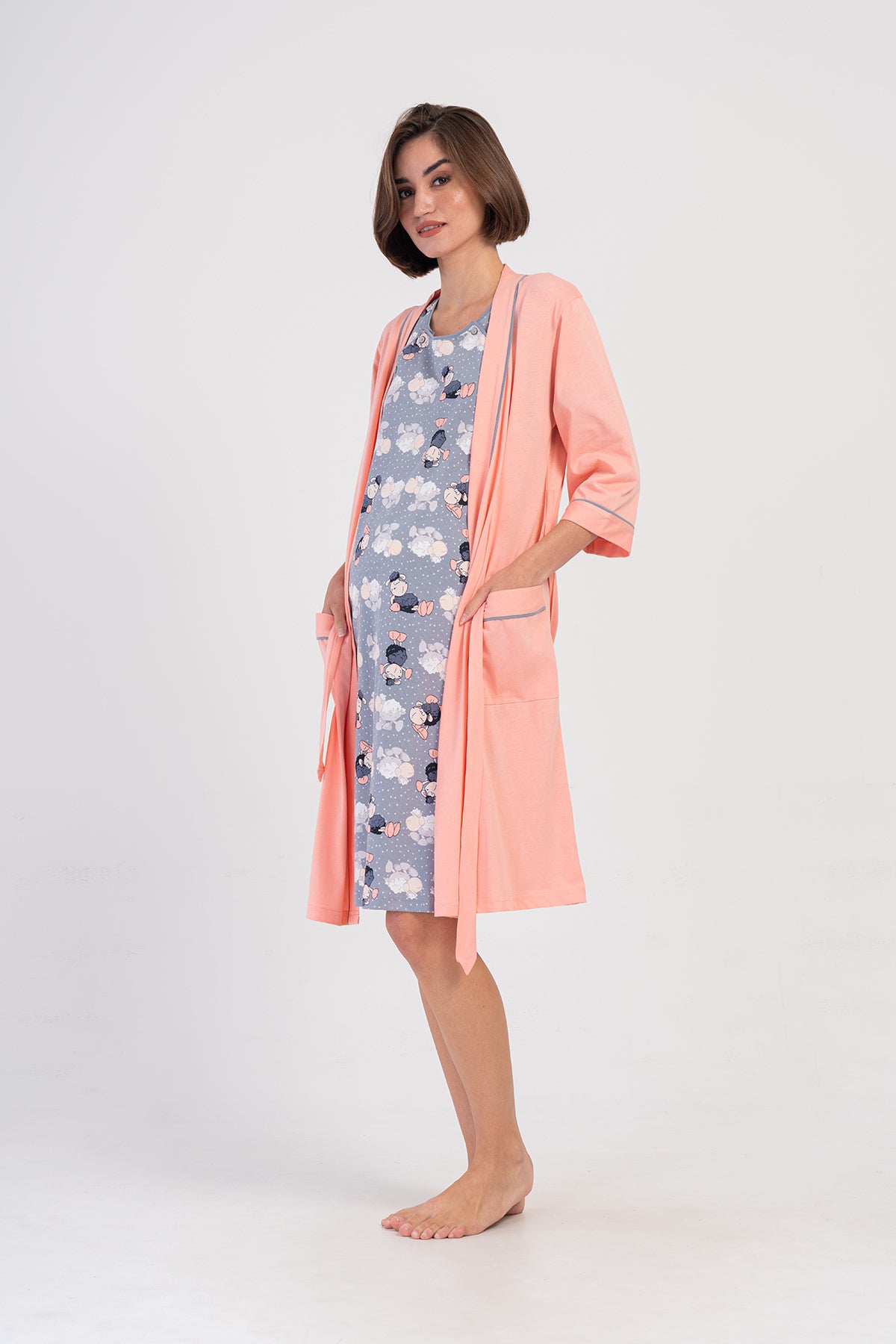 SET TUNICA GRAVIDE DAMA P.SUPREM CU MÂNECĂ SCURTĂ CU DOUĂ RÂNDURI DE NASTURI + HALAT CU MÂNECĂ 3/4 ȘI BUZUNARE - BABY PINK