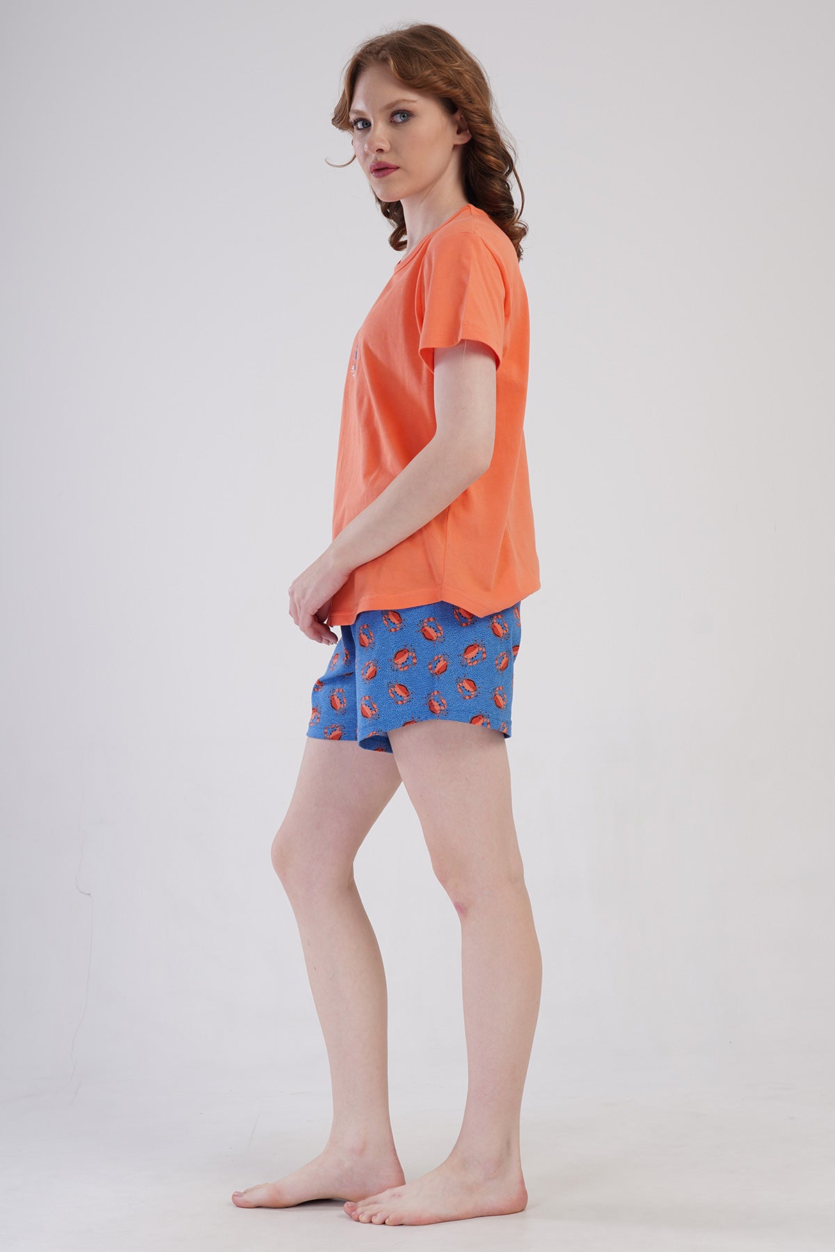 COSTUM DAMA P.SUPREM DECOLTEU ROTUND MÂNECĂ SCURTĂ CU FUSTĂ OVALĂ ȘI PANTALONI SCURȚI - CORAL
