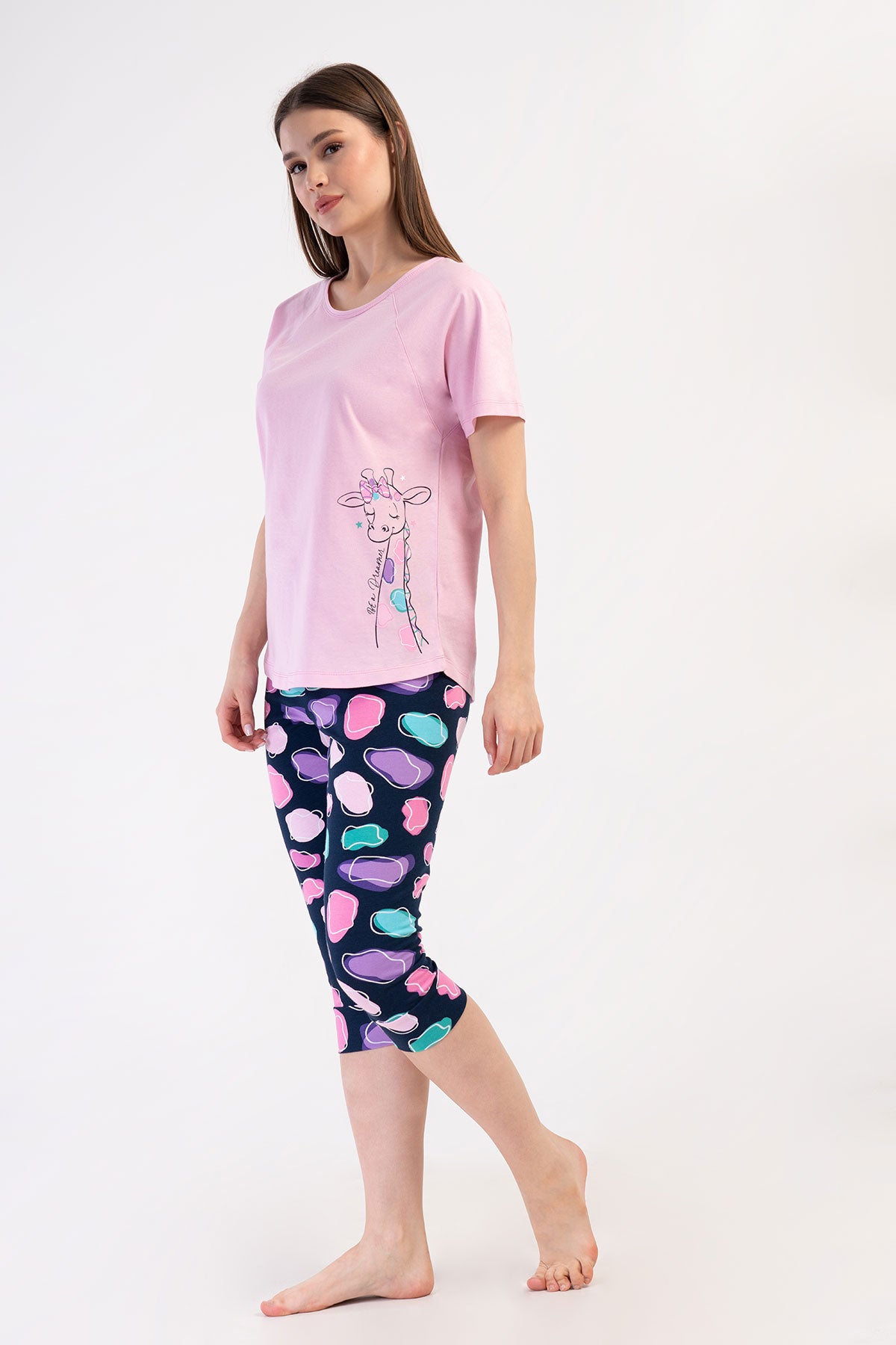 COSTUM DE DAMĂ CAPRI CU GÂT ROTUND, MÂNECI RAGLAN SCURTE, TIV OVAL ȘI MANȘETE - ROZ