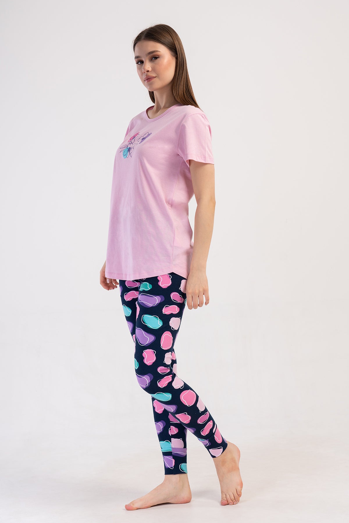 SET PIJAMA DE DAMA LUNG, DIN LYCRA, DE CULOARE ROZ, BLUZĂ CU MÂNECĂ SCURTĂ, CU DECOLTEU ROTUND, FUSTĂ LUNGĂ ȘI COLANȚI CU MANȘETĂ OVALĂ