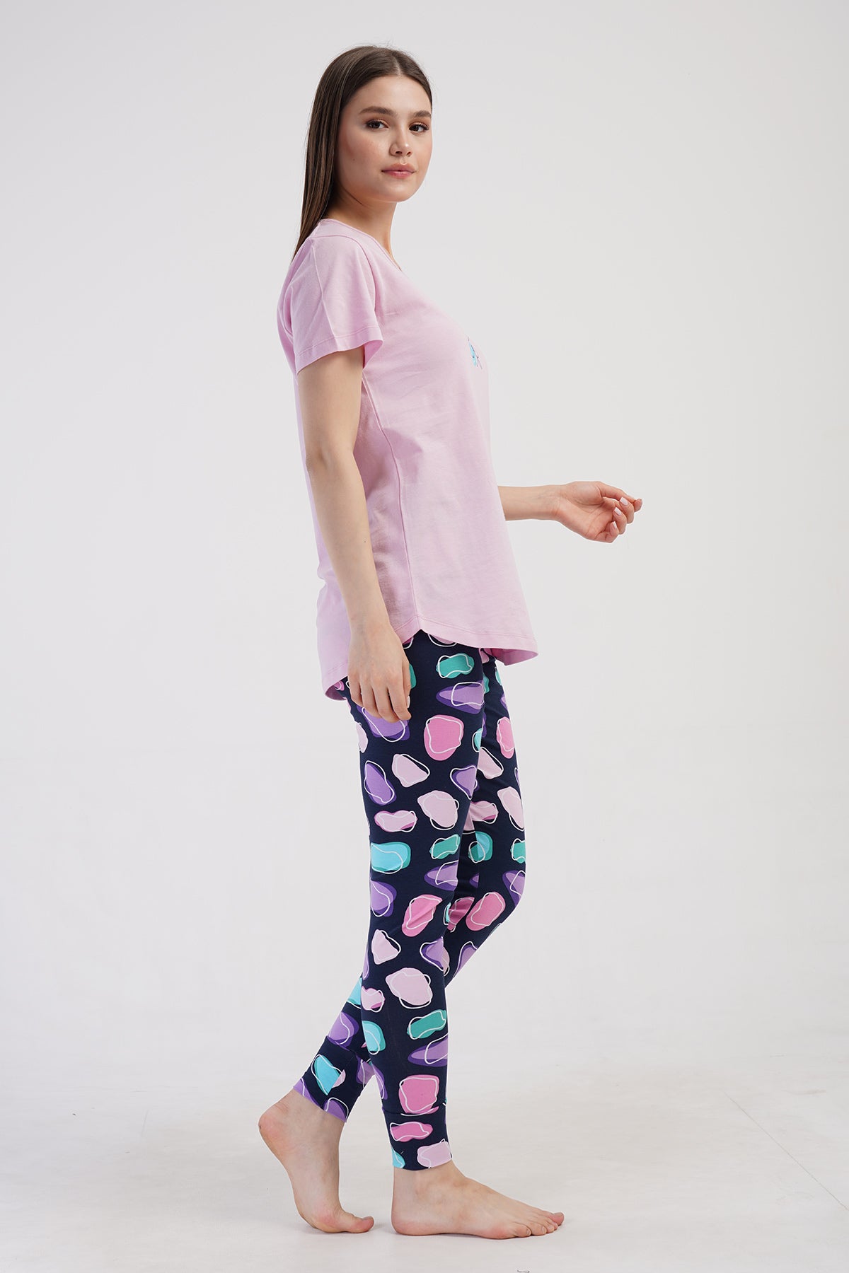 SET PIJAMA DE DAMA LUNG, DIN LYCRA, DE CULOARE ROZ, BLUZĂ CU MÂNECĂ SCURTĂ, CU DECOLTEU ROTUND, FUSTĂ LUNGĂ ȘI COLANȚI CU MANȘETĂ OVALĂ