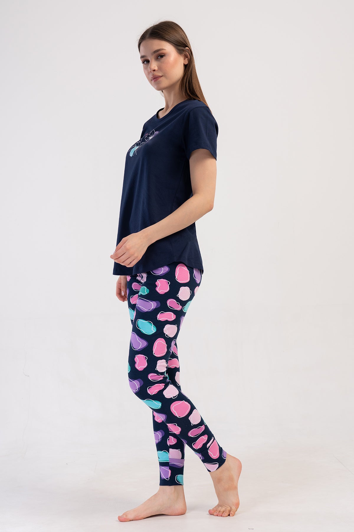 SET PIJAMA DE DAMA DIN LYCRA, CU BLUZĂ CU MÂNECĂ SCURTĂ LA BAZA GÂTULUI ȘI FUSTĂ LUNGĂ CU MANȘETE OVALE - BLEUMARIN