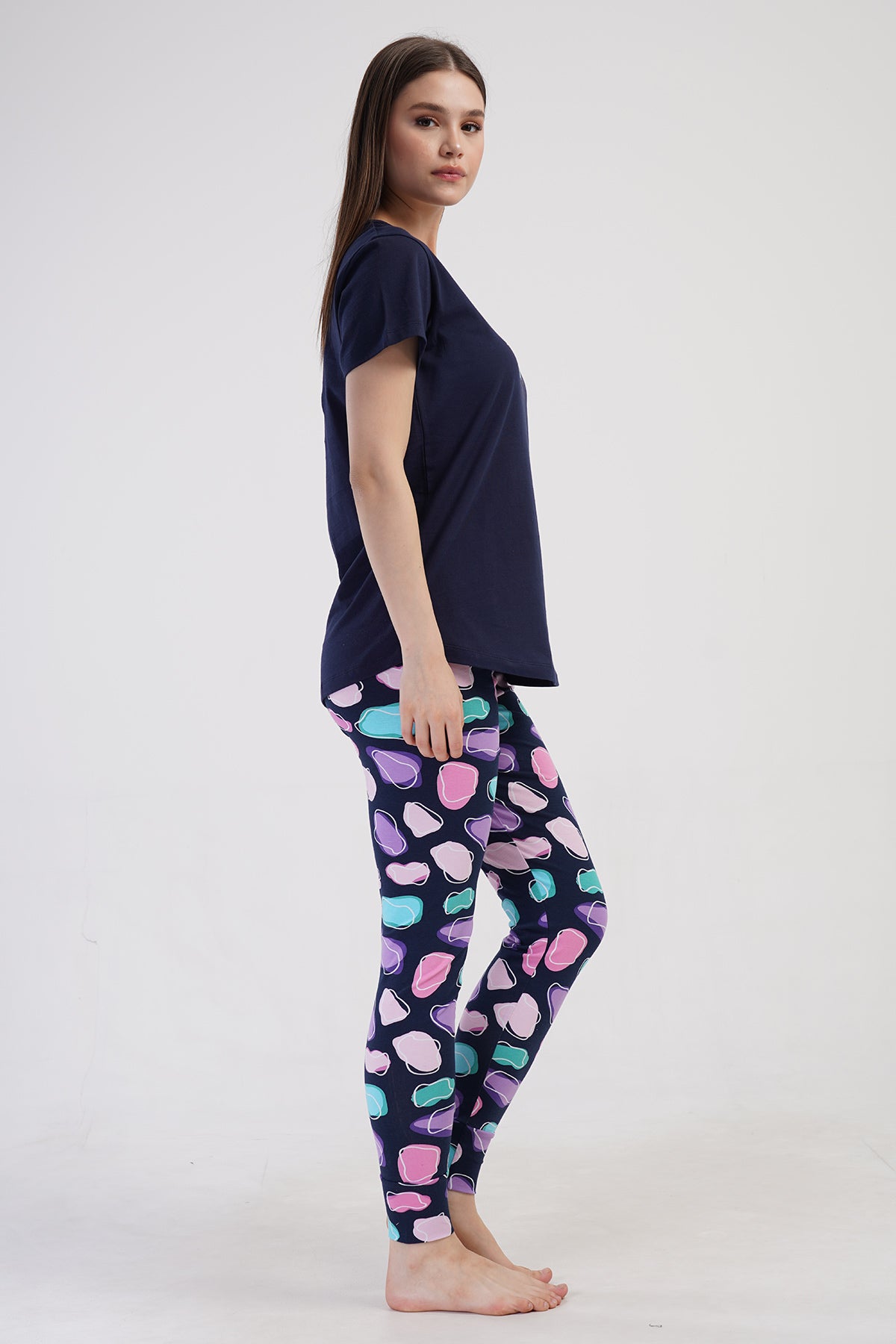 SET PIJAMA DE DAMA DIN LYCRA, CU BLUZĂ CU MÂNECĂ SCURTĂ LA BAZA GÂTULUI ȘI FUSTĂ LUNGĂ CU MANȘETE OVALE - BLEUMARIN