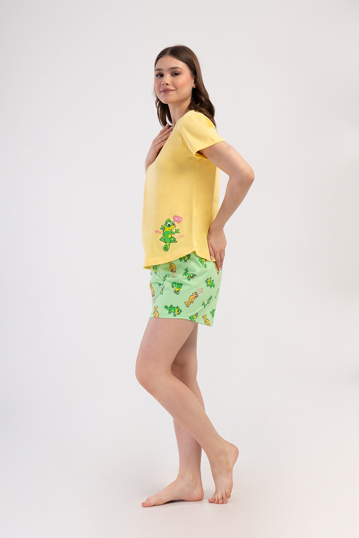 SET FEMEI TRICOU MÂNECĂ SCURTĂ GÂT ROTUND ȘI PANTALONI SCURȚI CU MARGINE OVALĂ P.SUPREM - GALBEN