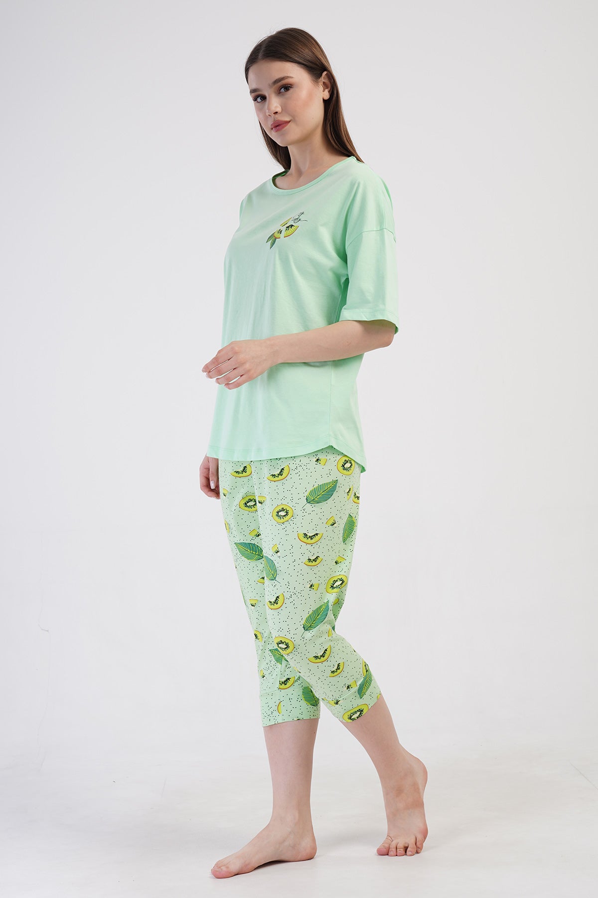 SET CAPRI DE DAMĂ, DECOLTEU ROTUND, UMERI CĂZUȚI, MÂNECĂ SCURTĂ, TIV OVAL ȘI MANȘETE, LYC SUPREM XXL - VERDE CELADON