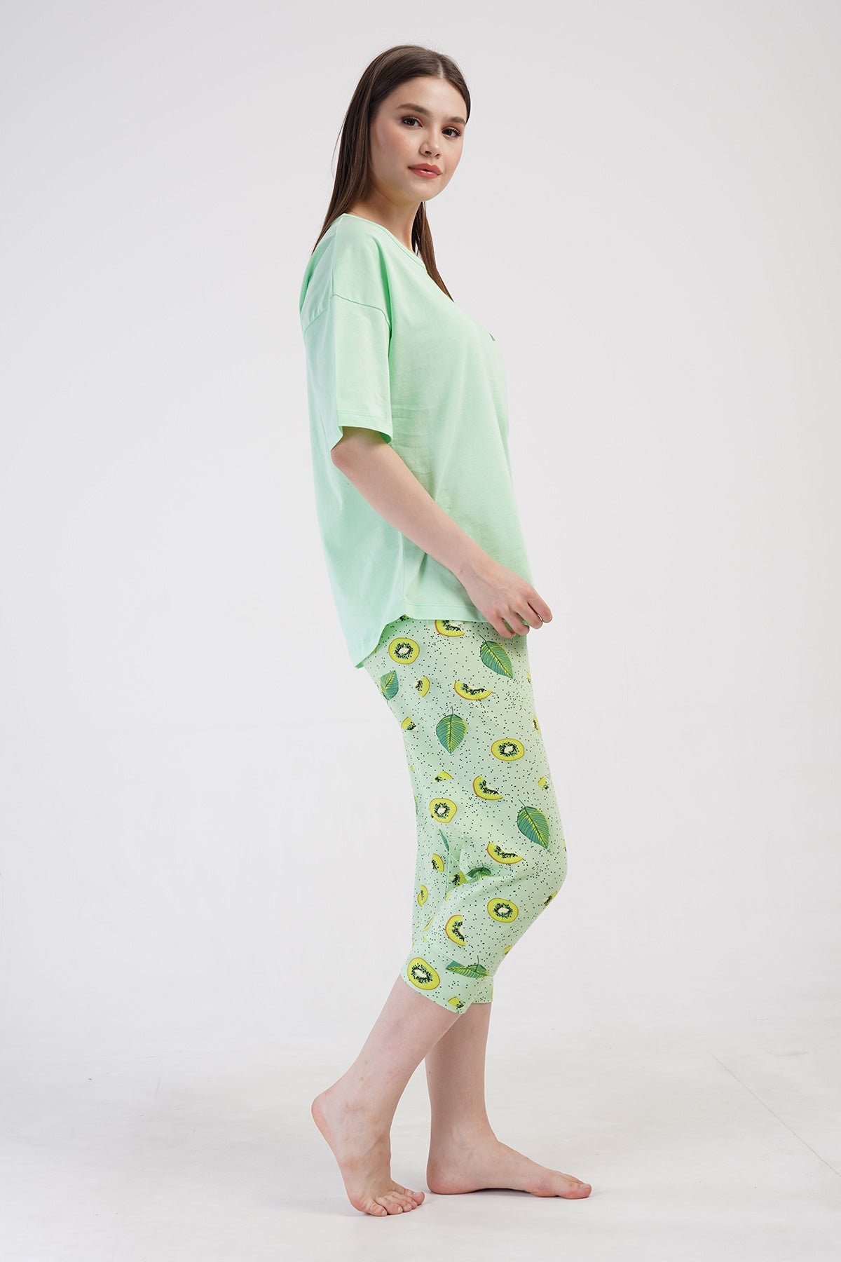 SET CAPRI DE DAMĂ, DECOLTEU ROTUND, UMERI CĂZUȚI, MÂNECĂ SCURTĂ, TIV OVAL ȘI MANȘETE, LYC SUPREM XXL - VERDE CELADON