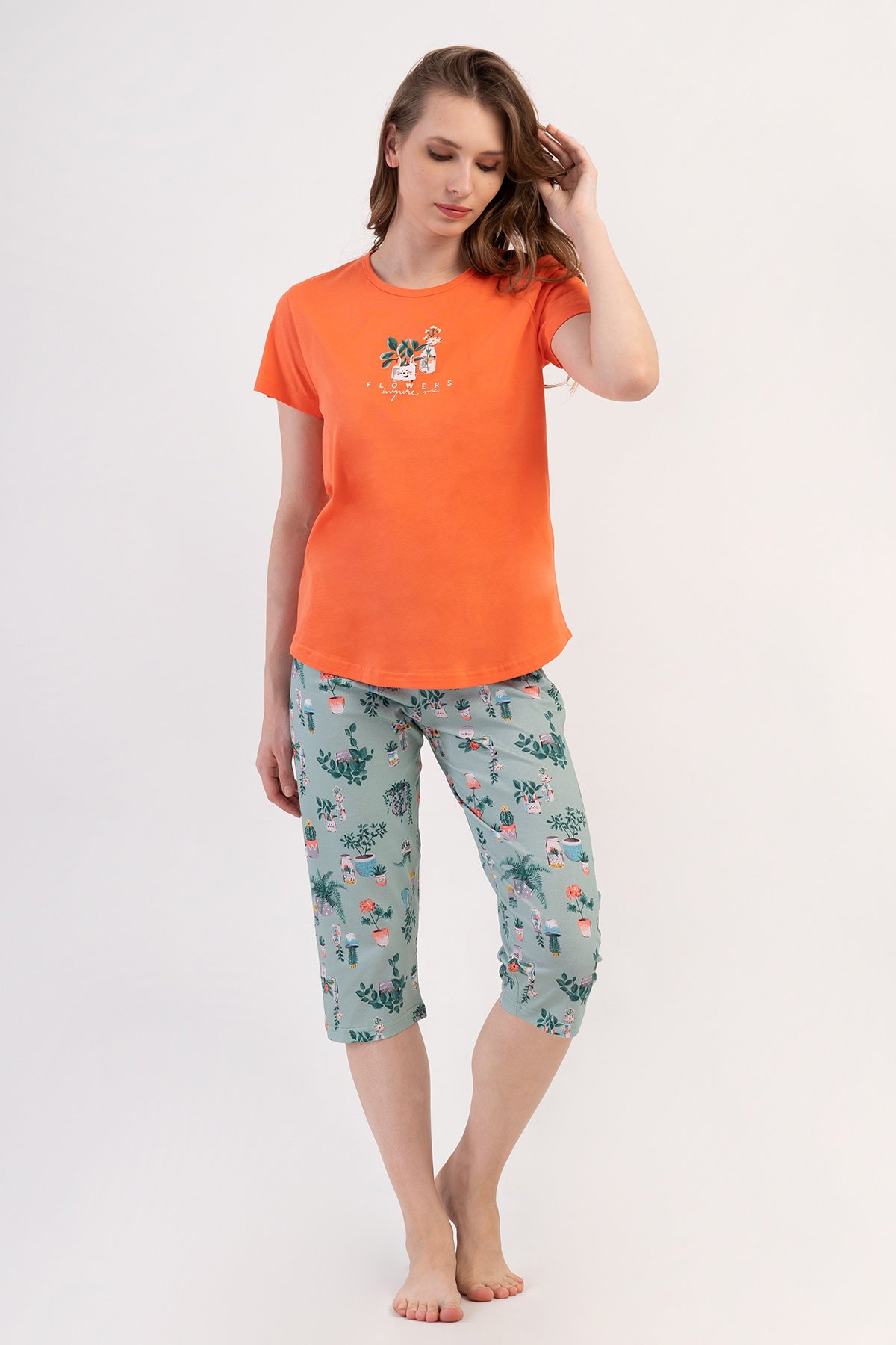 SET CAPRI DE DAMĂ, CU PANTALONI CU TIV OVAL, MÂNECĂ SCURTĂ ȘI GULER LA BAZA GÂTULUI – CORAI