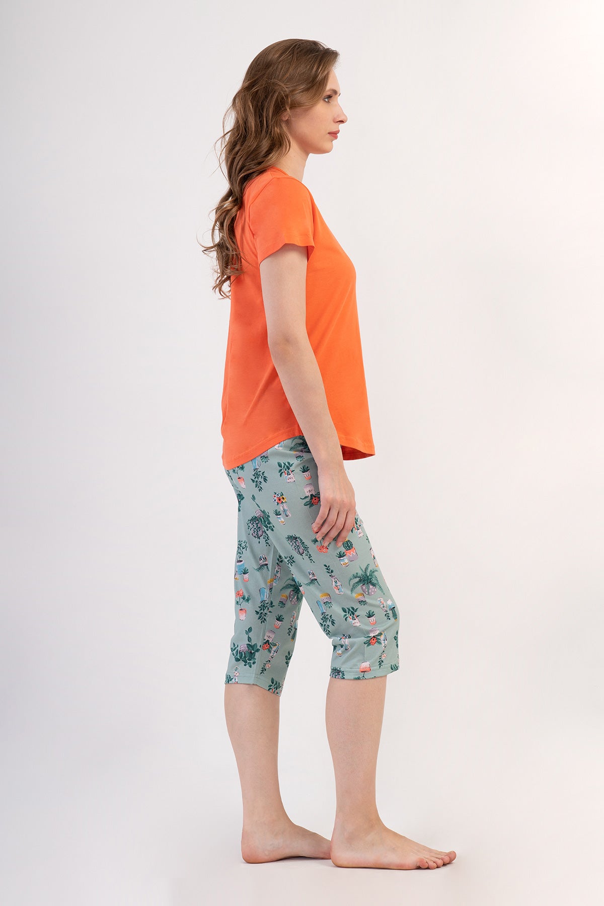 SET CAPRI DE DAMĂ, CU PANTALONI CU TIV OVAL, MÂNECĂ SCURTĂ ȘI GULER LA BAZA GÂTULUI – CORAI