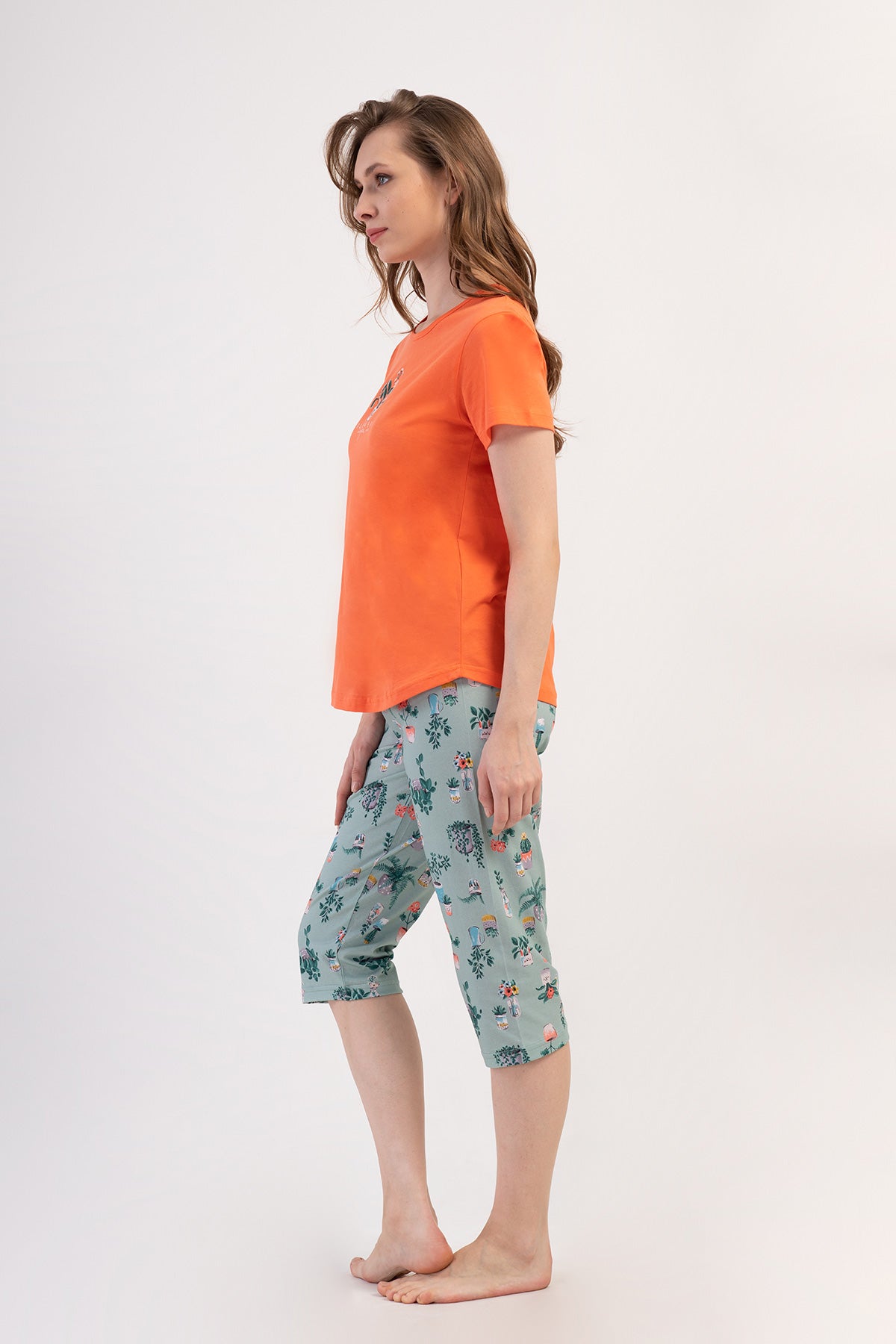 SET CAPRI DE DAMĂ, CU PANTALONI CU TIV OVAL, MÂNECĂ SCURTĂ ȘI GULER LA BAZA GÂTULUI – CORAI