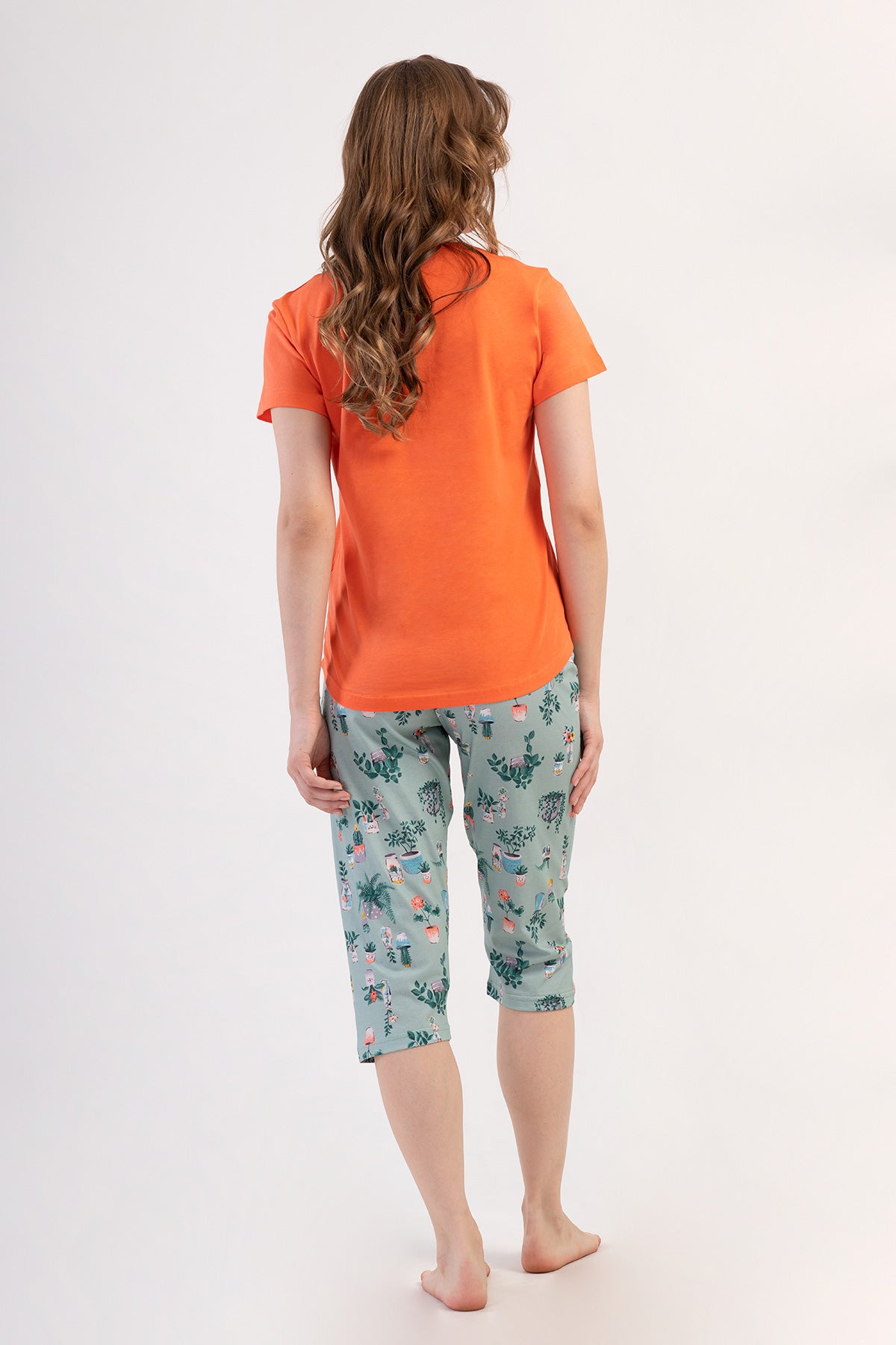SET CAPRI DE DAMĂ, CU PANTALONI CU TIV OVAL, MÂNECĂ SCURTĂ ȘI GULER LA BAZA GÂTULUI – CORAI