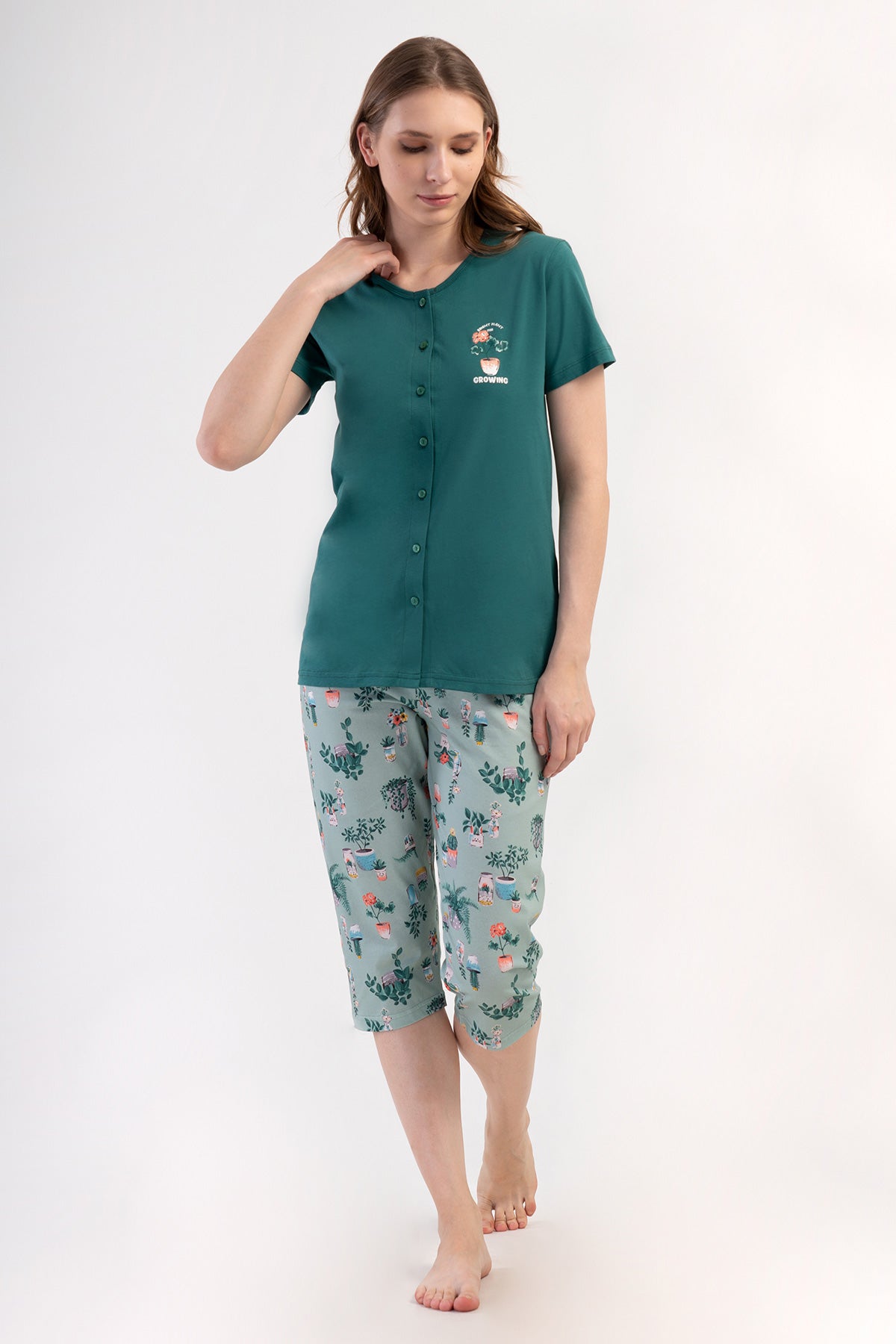 COSTUM DAMĂ P.SUPREM COMPLET, CU MÂNECĂ SCURTĂ, PANTALONI CAPRI, CU NASTURI - VERDE