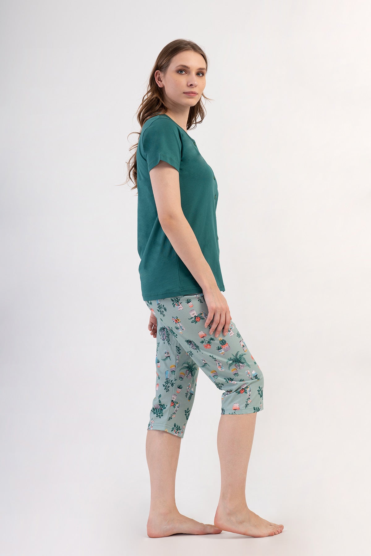 COSTUM DAMĂ P.SUPREM COMPLET, CU MÂNECĂ SCURTĂ, PANTALONI CAPRI, CU NASTURI - VERDE