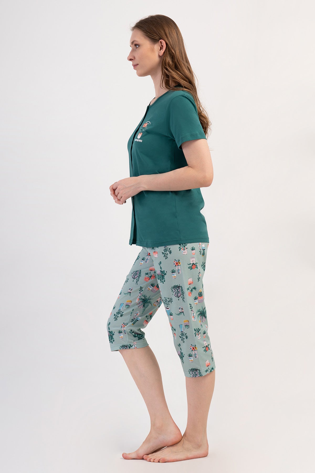 COSTUM DAMĂ P.SUPREM COMPLET, CU MÂNECĂ SCURTĂ, PANTALONI CAPRI, CU NASTURI - VERDE