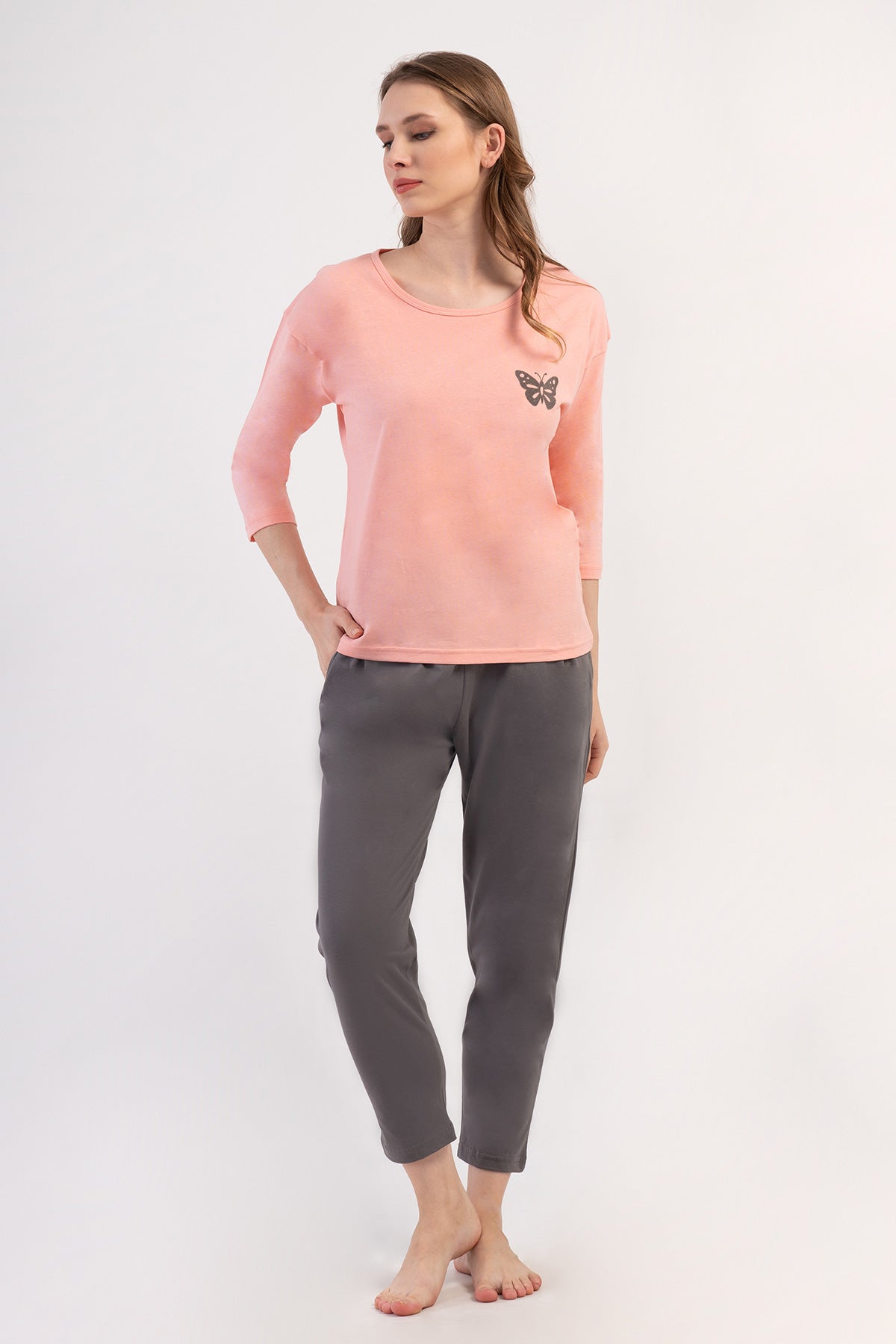 SET PIJAMA DE DAMĂ P.SUPREM XXL CU GÂT ROTUND, UMERI CĂZUȚI, MÂNECI 3/4, PLISAT, CU BUZUNARE, LUNGIME 7/8 - BABY PINK