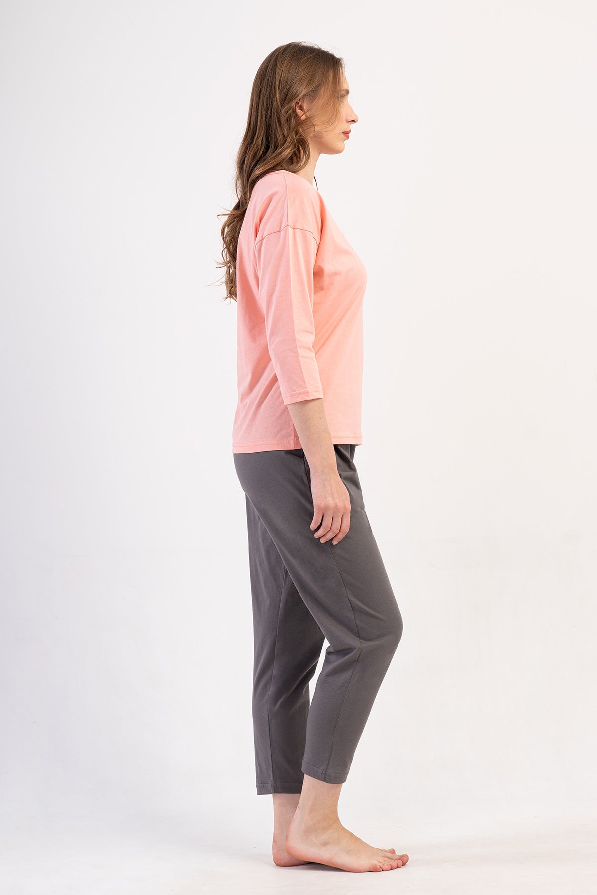 SET PIJAMA DE DAMĂ P.SUPREM XXL CU GÂT ROTUND, UMERI CĂZUȚI, MÂNECI 3/4, PLISAT, CU BUZUNARE, LUNGIME 7/8 - BABY PINK