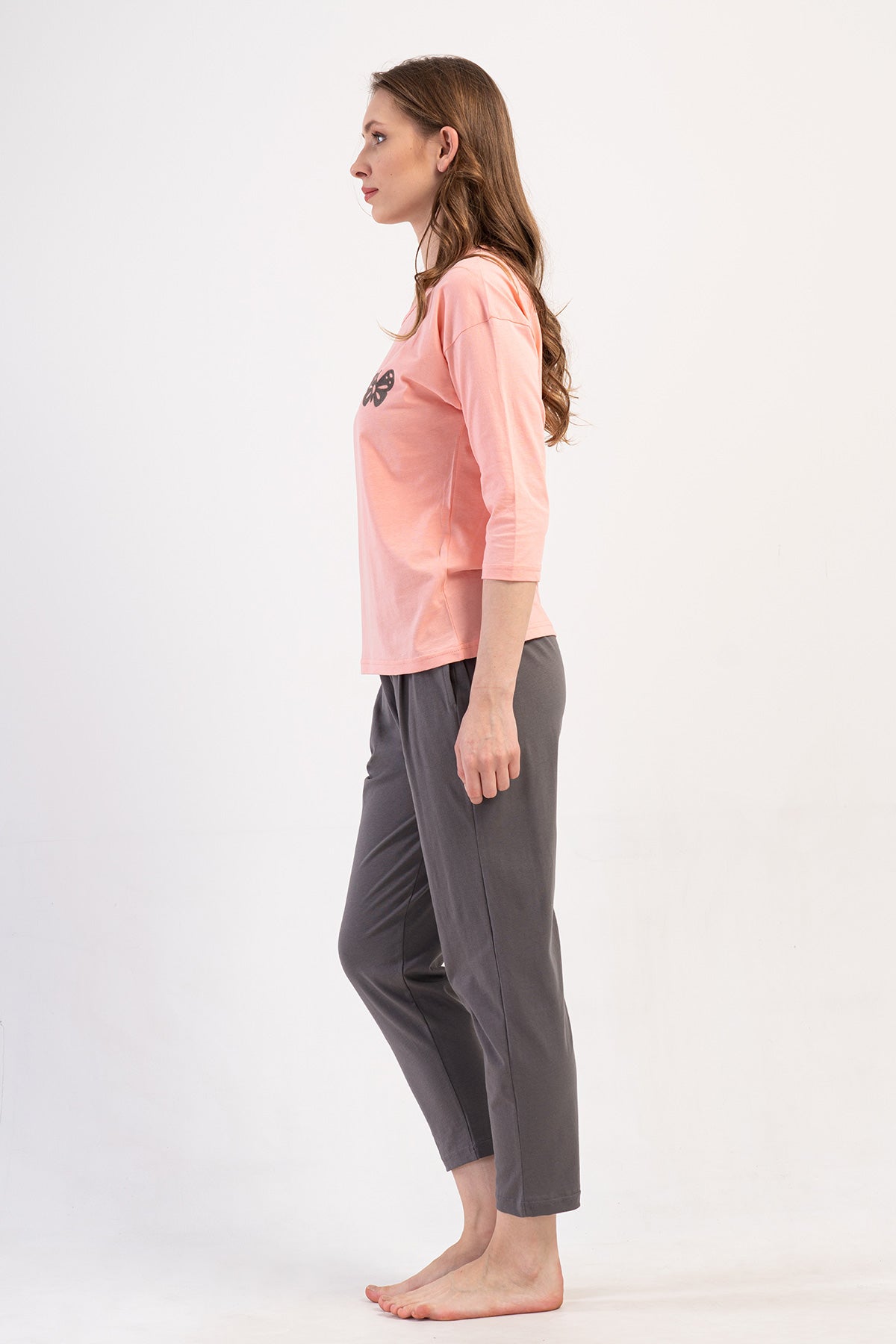 SET PIJAMA DE DAMĂ P.SUPREM XXL CU GÂT ROTUND, UMERI CĂZUȚI, MÂNECI 3/4, PLISAT, CU BUZUNARE, LUNGIME 7/8 - BABY PINK