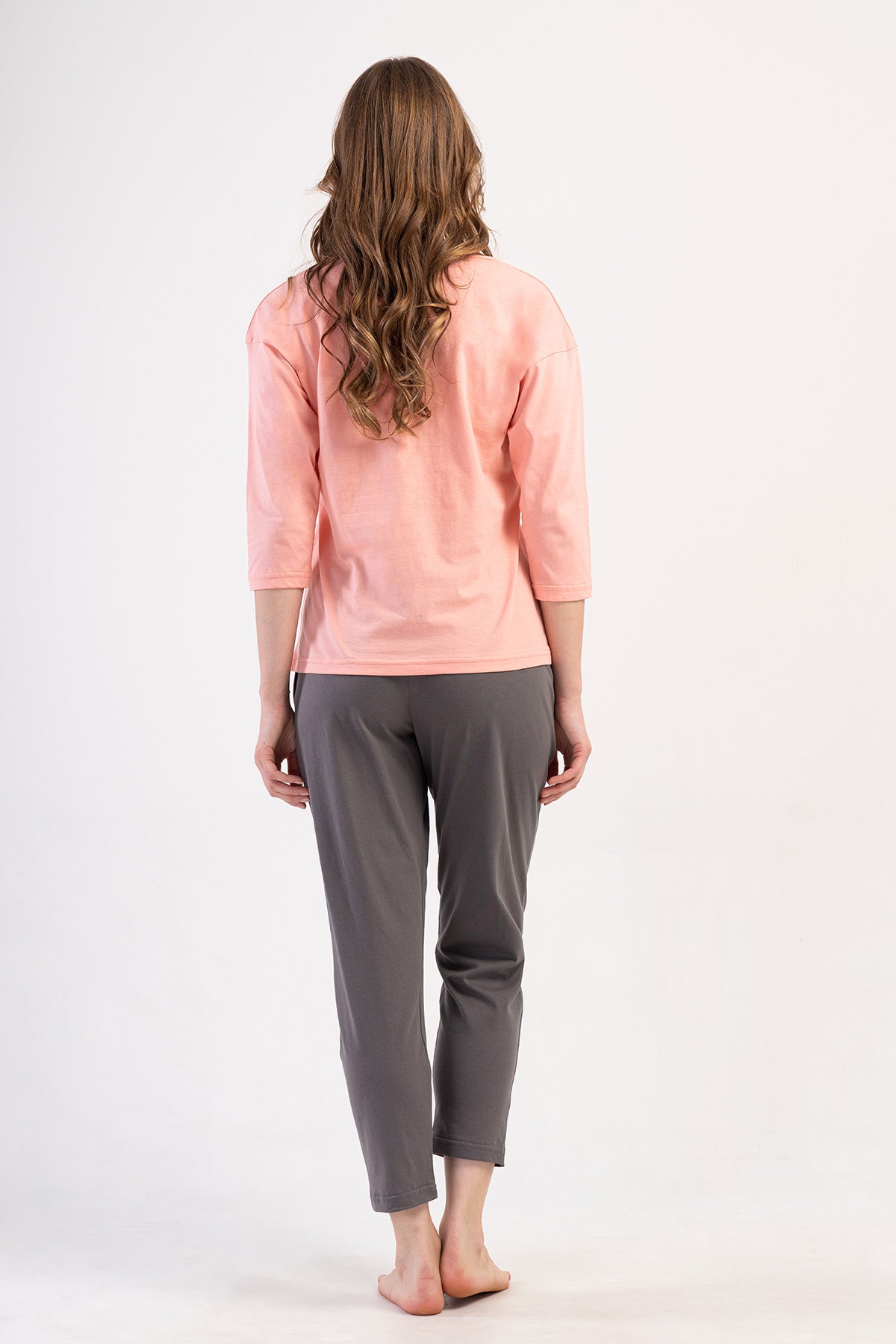SET PIJAMA DE DAMĂ P.SUPREM XXL CU GÂT ROTUND, UMERI CĂZUȚI, MÂNECI 3/4, PLISAT, CU BUZUNARE, LUNGIME 7/8 - BABY PINK