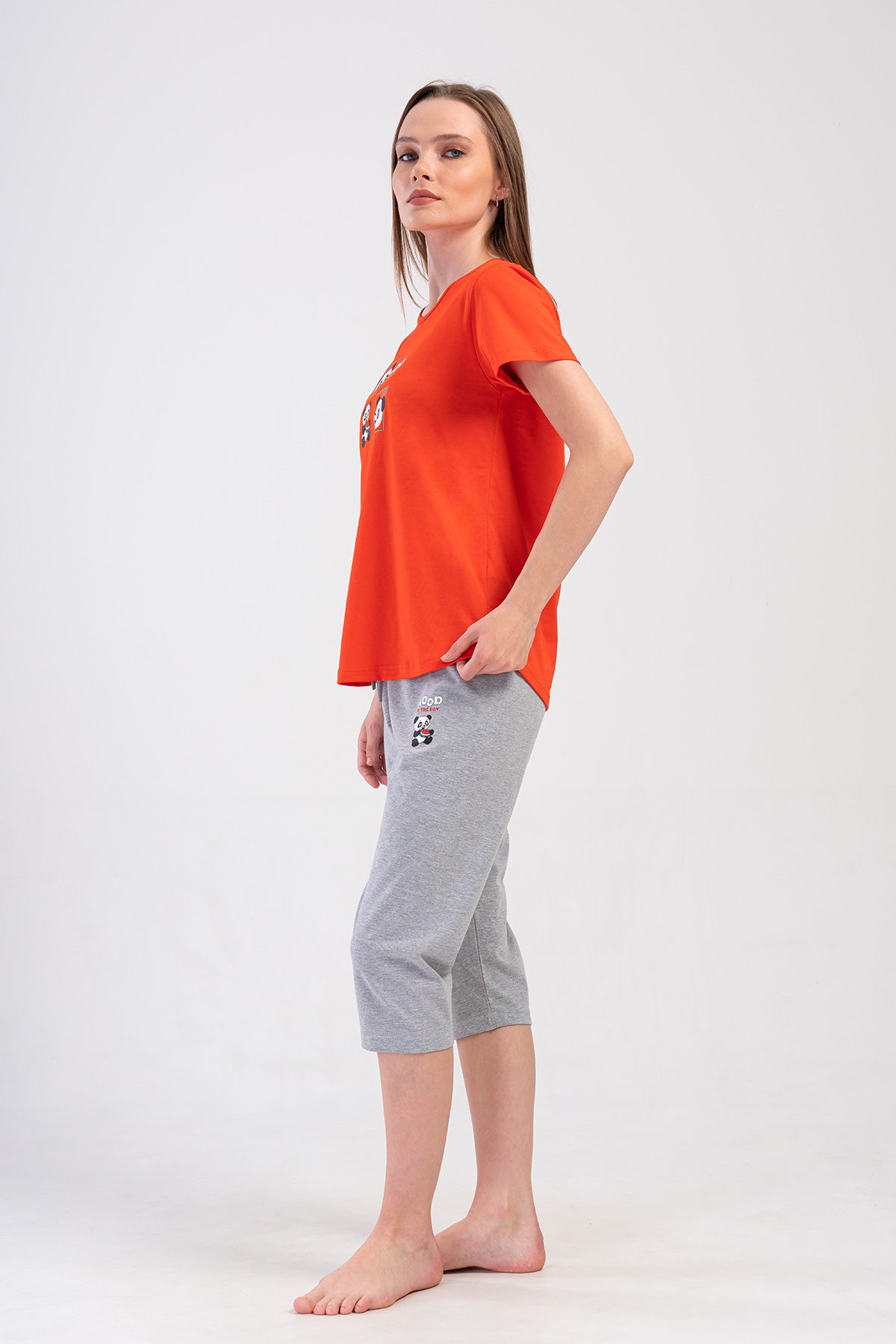COSTUM DE DAMĂ CU PANTALONI CAPRI, BLUZĂ CU GULER SUPREM ȘI MÂNECĂ SCURTĂ CU BORDURĂ OVALĂ - Y.NARCICEK
