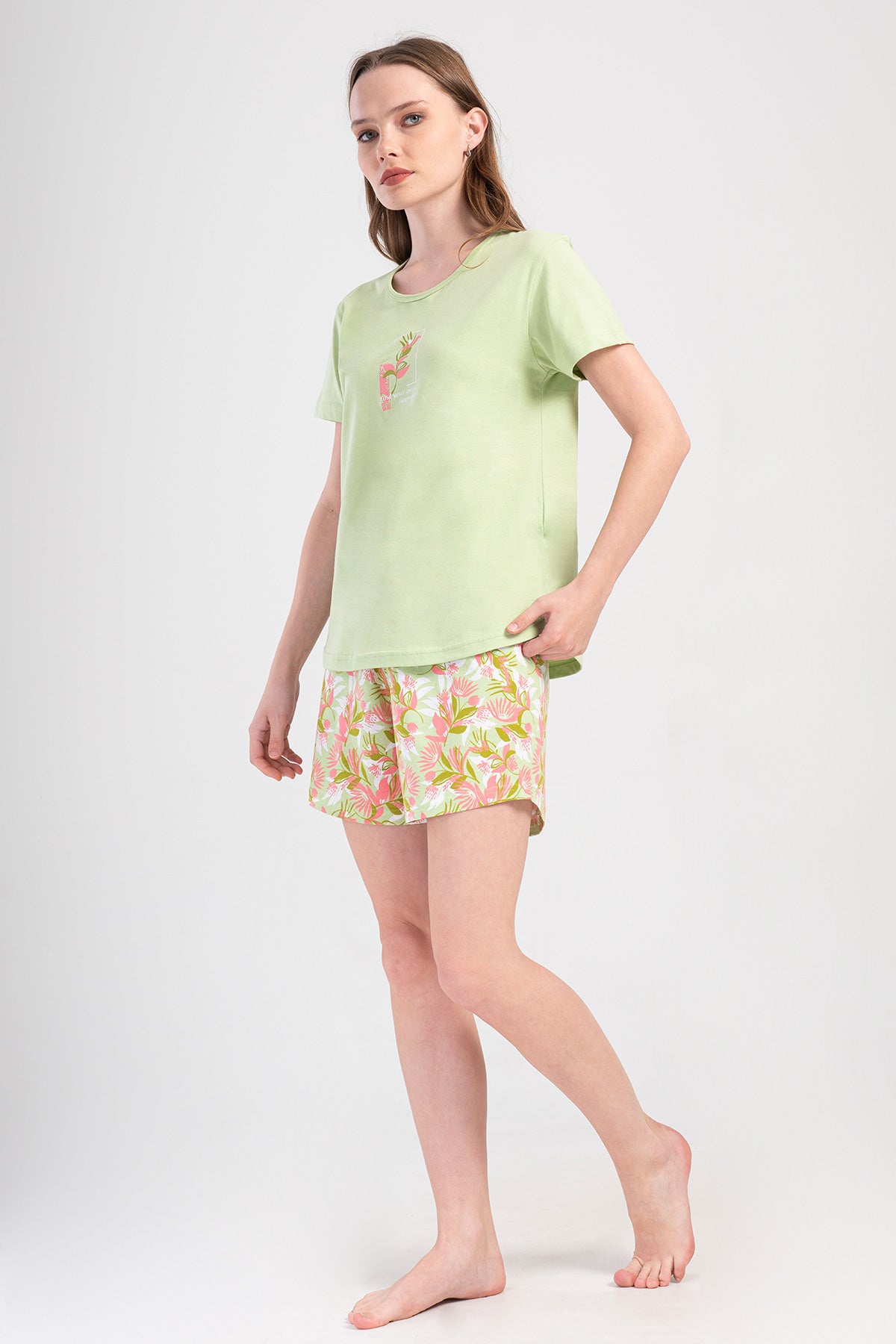 SET FEMEI BLUZĂ CU MÂNECĂ SCURTĂ DECOLTEU ROTUND ȘI PANTALONI SCURȚI CU TIV OVAL SUPREME - VERDE CELADON
