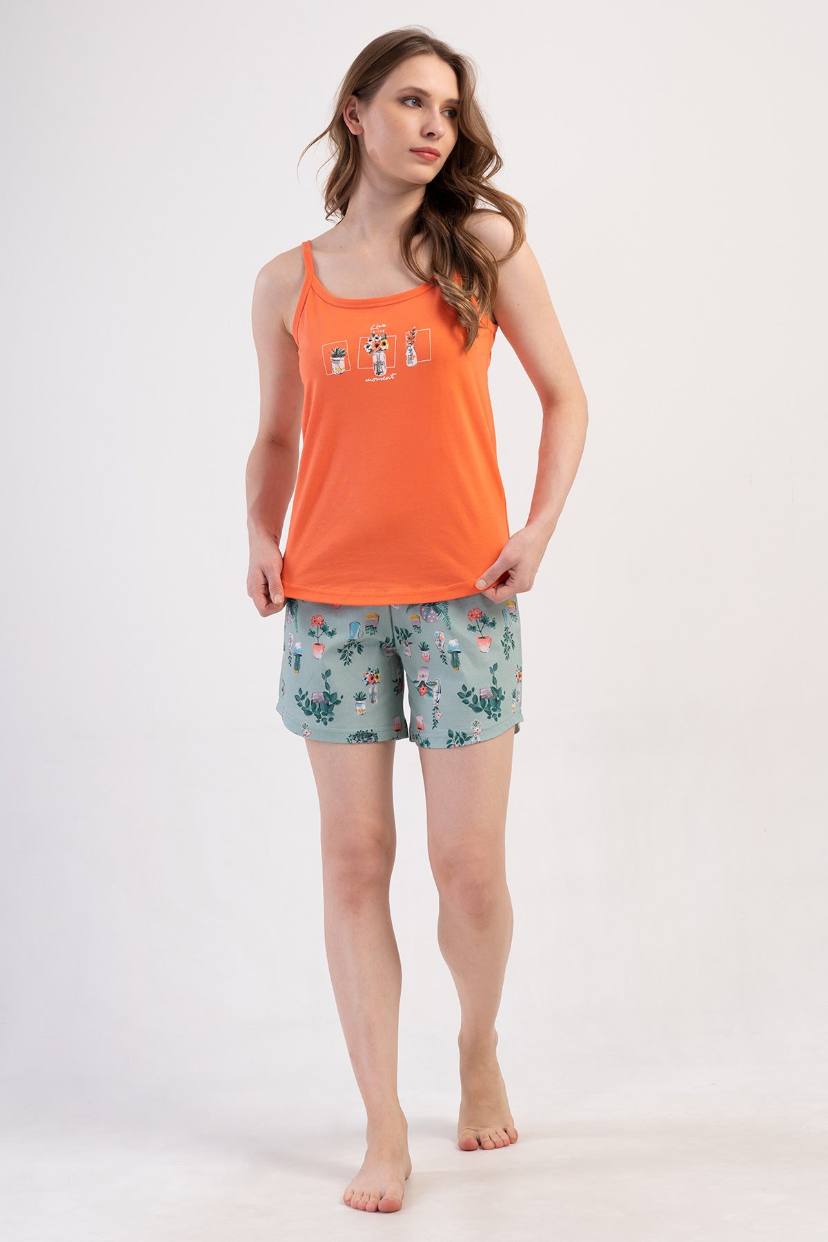 COSTUM DE DAMĂ SUPREM CU FUSTĂ ȘI PANTALONI SCURȚI CU BRETELE ÎN FORMĂ DE OVAL - CORAL
