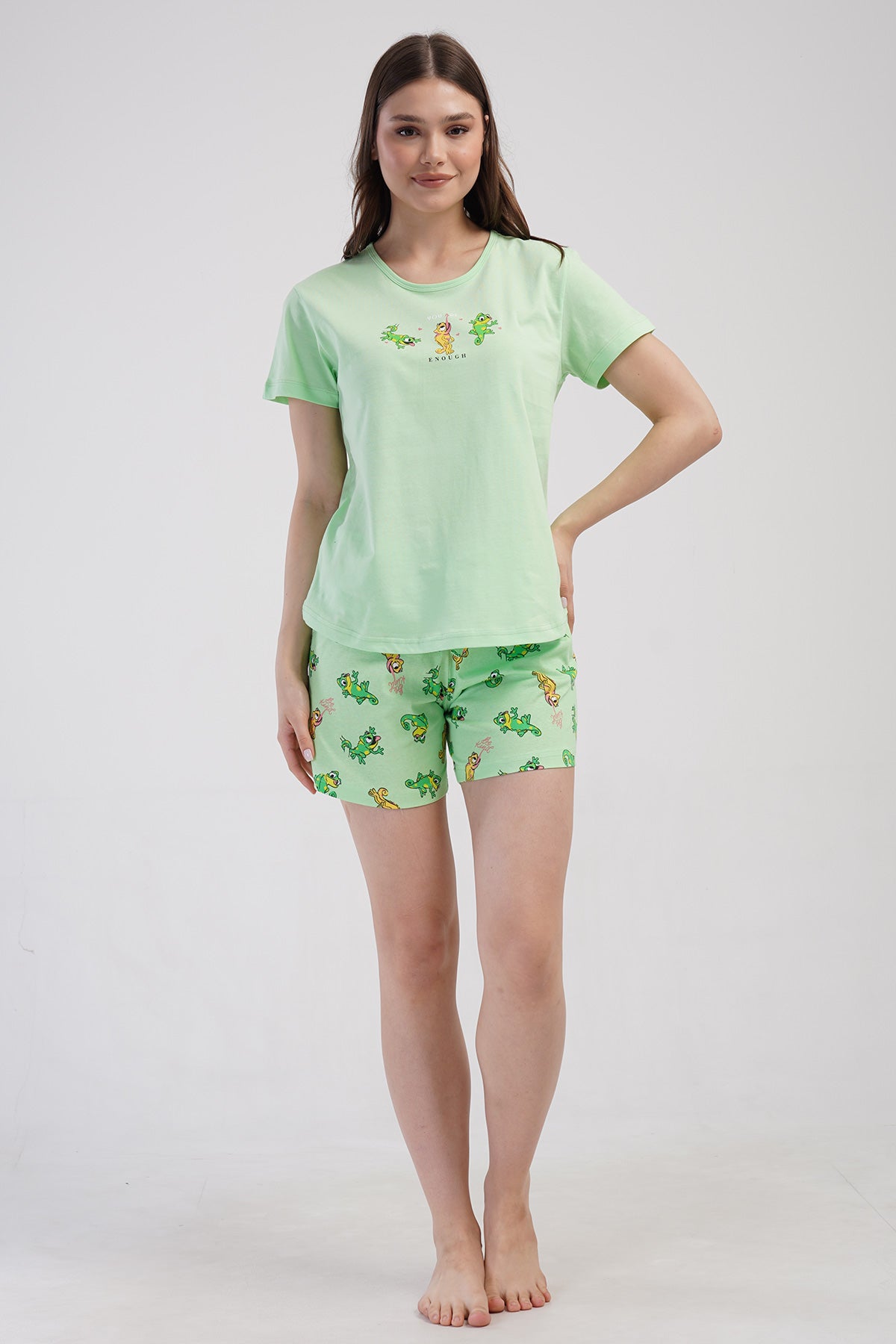 COSTUM DE DAMĂ CU ȘORT CU JUPE OVALE, MÂNECĂ SCURTĂ, DECOLTEU ROTUND, P.SUPREM - VERDE CELADON