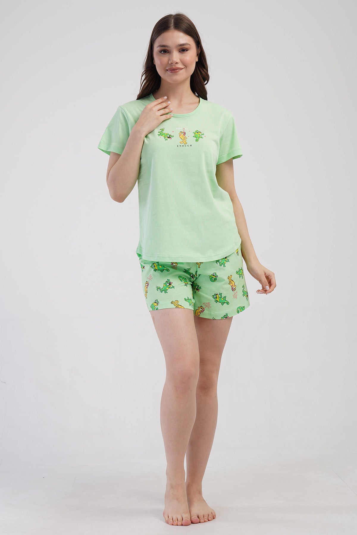 COSTUM DE DAMĂ CU ȘORT CU JUPE OVALE, MÂNECĂ SCURTĂ, DECOLTEU ROTUND, P.SUPREM - VERDE CELADON