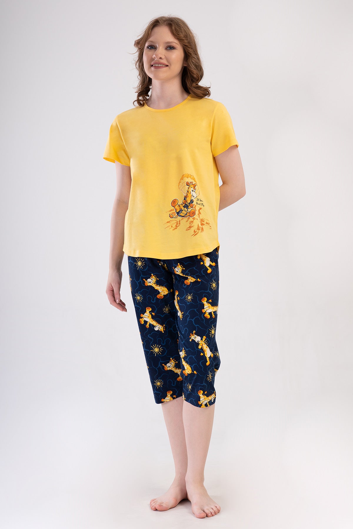 COSTUM DE DAMA CU GULER INALT, MANECA SCURTA SI PANTALONI CAPRI OVALI - GALBEN