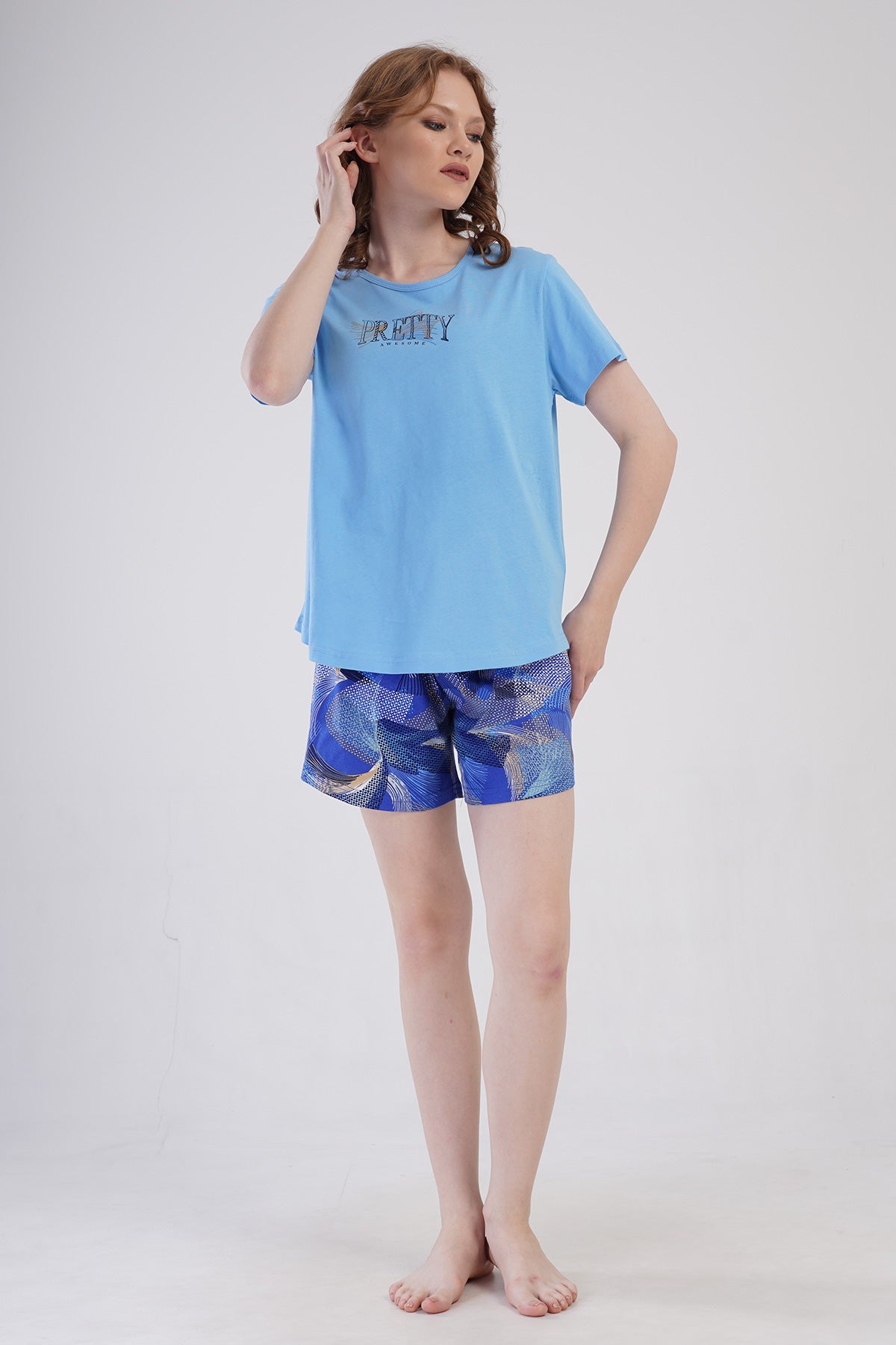 COSTUM DE DAMĂ P.SUPREM XXL CU GÂT ROTUND, MÂNECĂ SCURTĂ, FUSTĂ OVALĂ ȘI PANTALONI SCURȚI - ALBASTRU