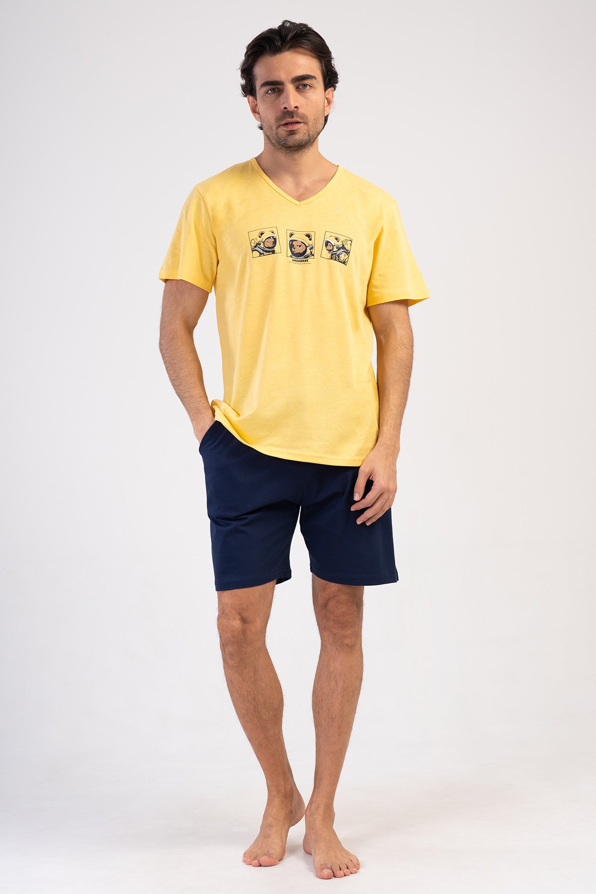COMPLET PANTALONI SCURȚI BĂRBAȚI CU BUZUNARE P.SUPREM DECOR V GÂT MÂNECĂ SCURTĂ - GALBEN