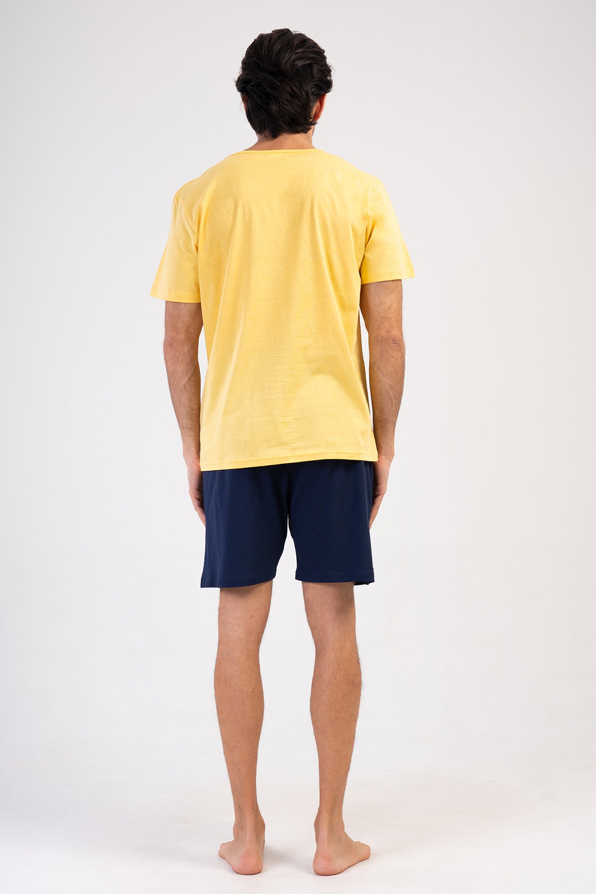 COMPLET PANTALONI SCURȚI BĂRBAȚI CU BUZUNARE P.SUPREM DECOR V GÂT MÂNECĂ SCURTĂ - GALBEN
