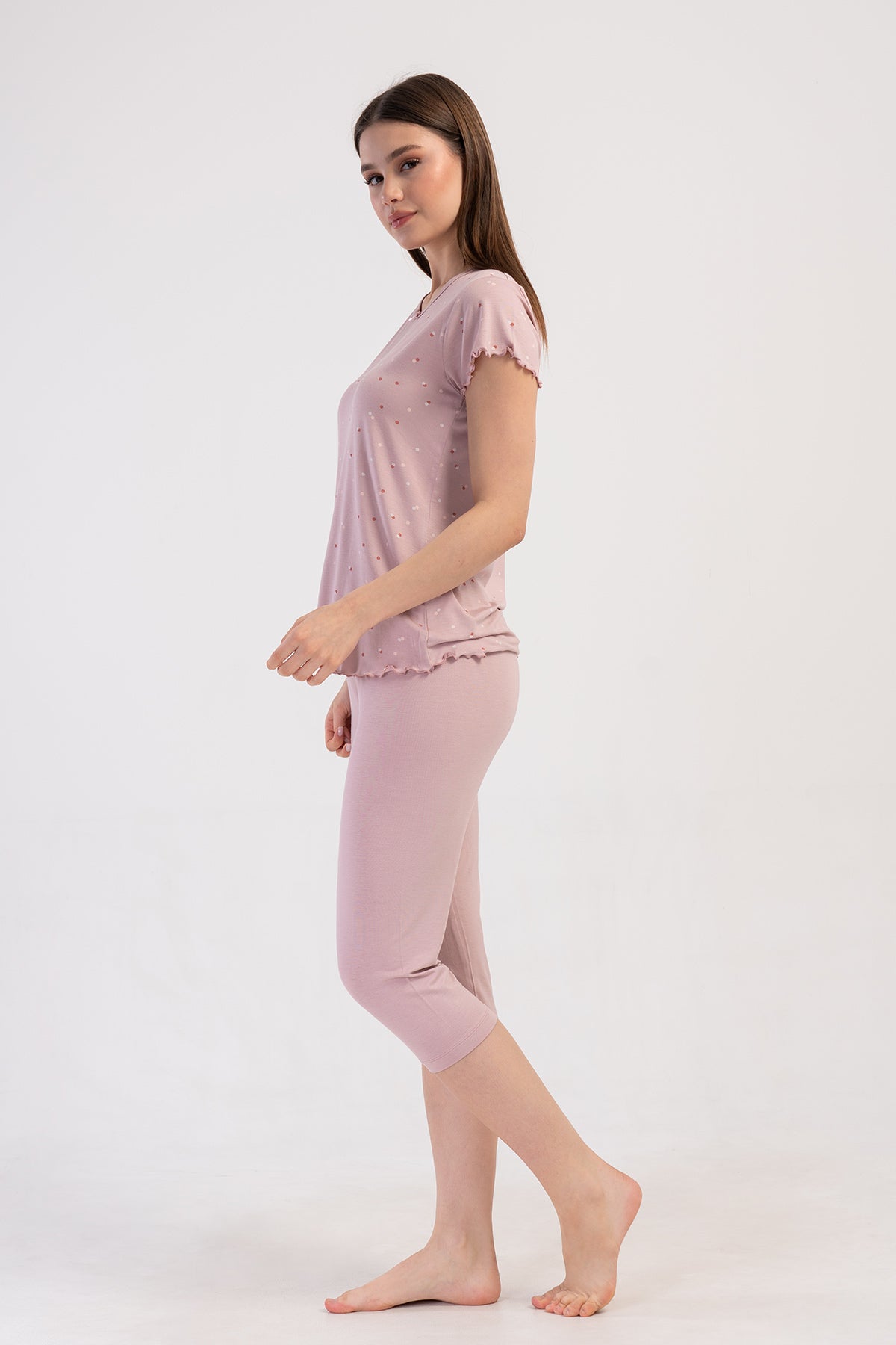 SET CAPRI DE DAMĂ, MĂRIMEA XXL, DIN VISCOZĂ, CU DECOLTEU BĂRCUȚĂ, MÂNECI SCURTE, VOLANE, FUNDIȚĂ ȘI TIV OVAL - ROZ