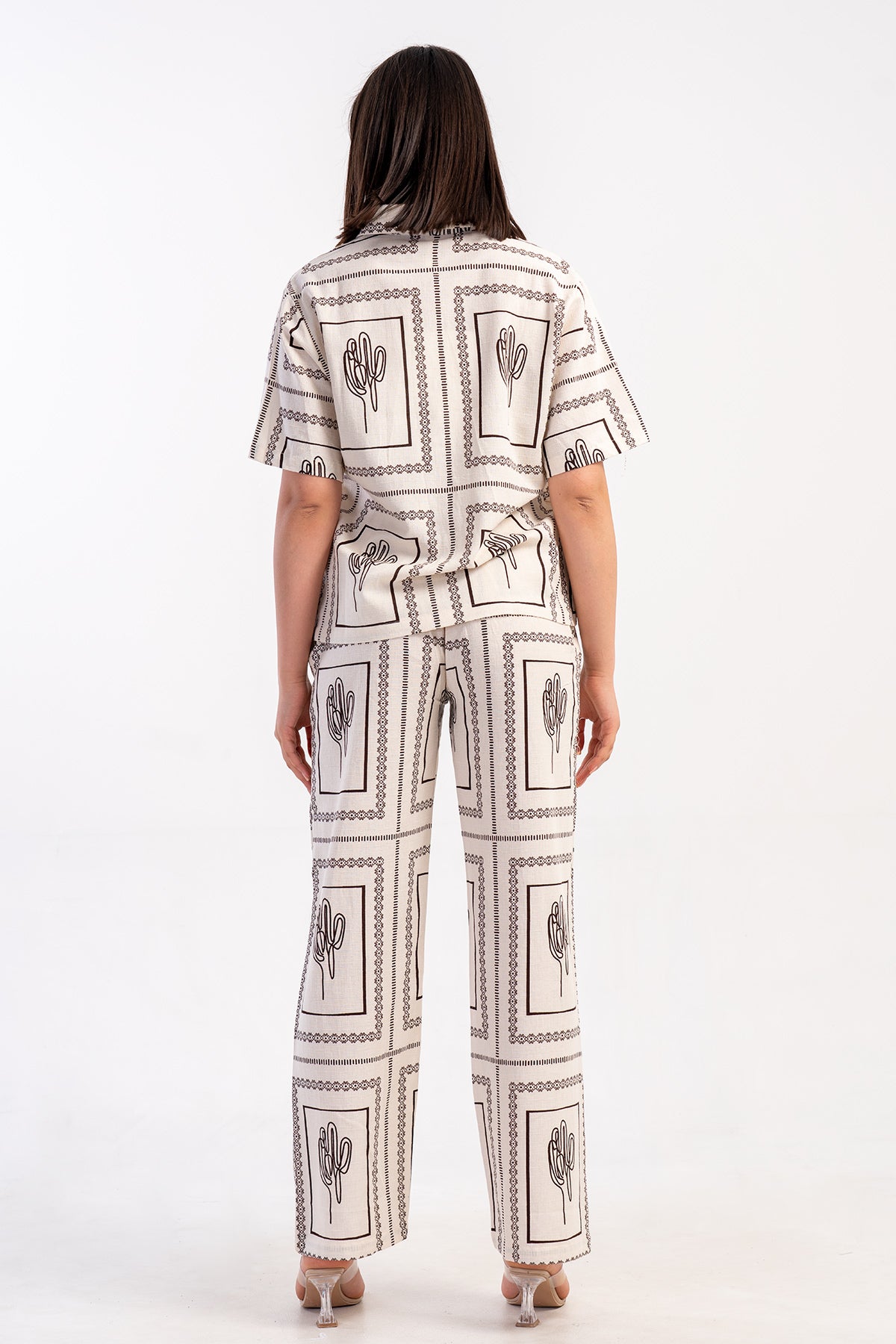 SET DE PANTALONI CU MÂNECĂ SCURTĂ ȘI BUZUNARE PENTRU FEMEI CIPRU - ALB