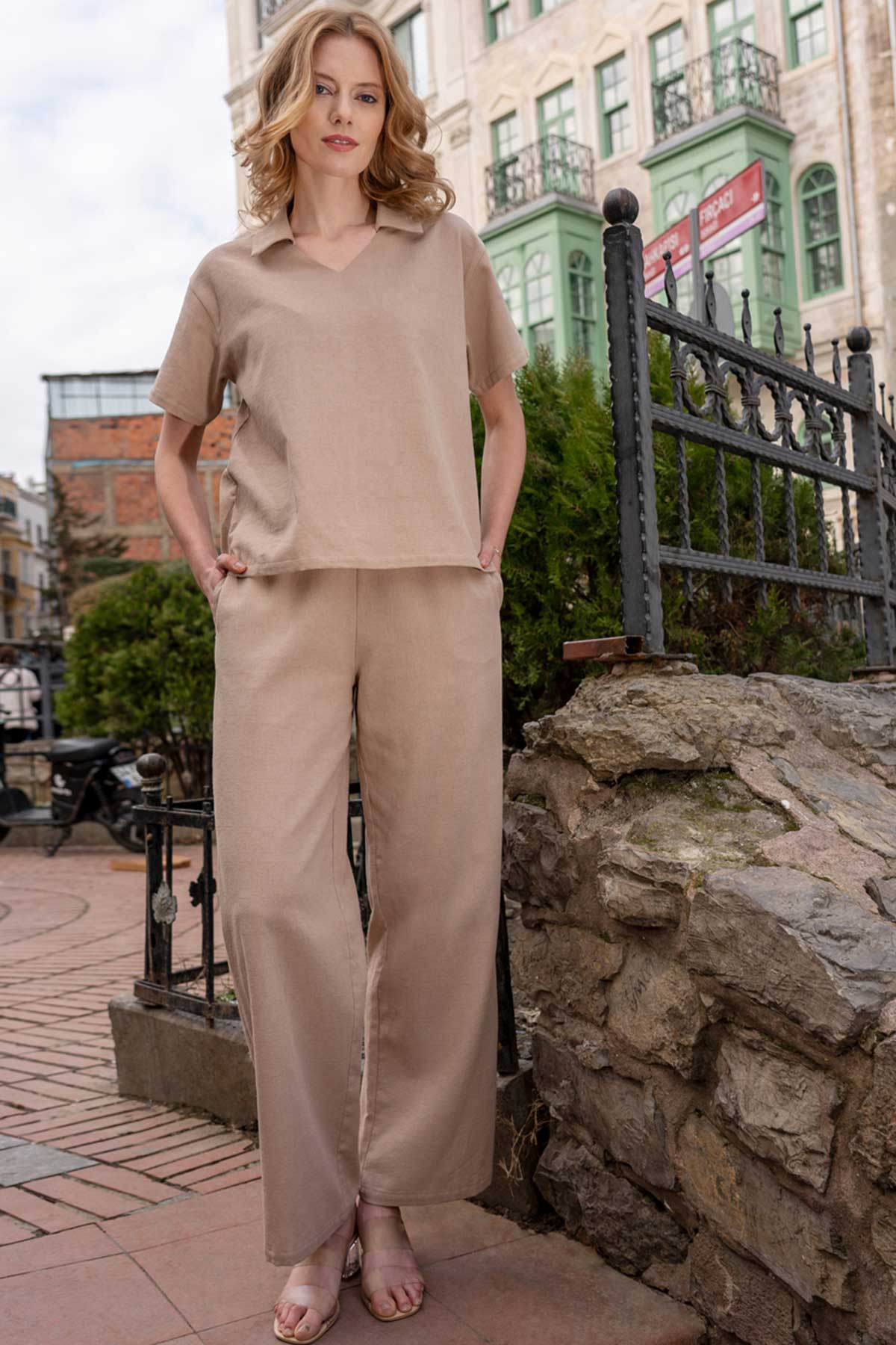 SET PANTALONI CU BUZUNARE ȘI BLUZĂ CU GULER, CU DECOLTEU ÎN V ȘI GULER DE BUMBAC FĂRĂ MÂNECI, PENTRU FEMEI - BEJ