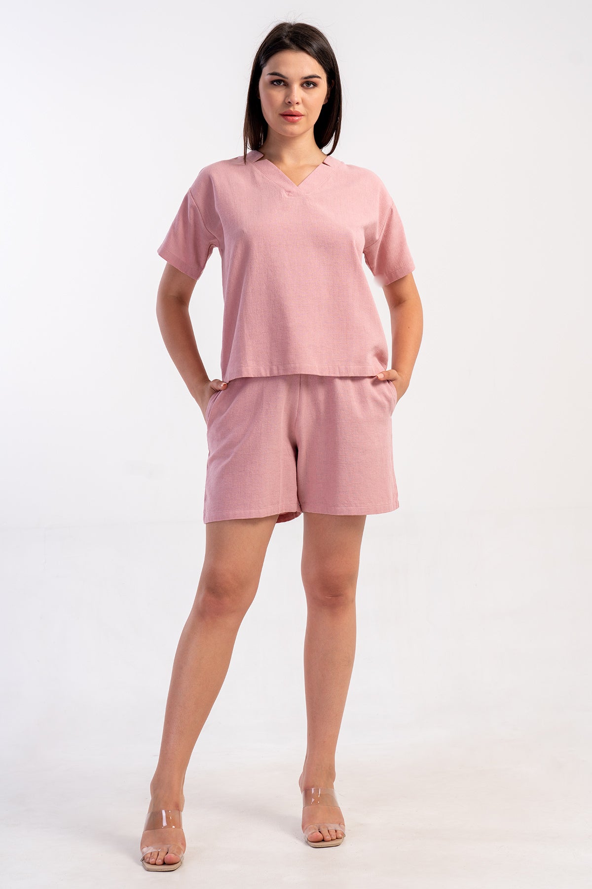 SET BLUZ ȘI ȘORT CU CUREA ȘI ELASTIC ÎN TALIE - BLUZĂ DE DAMĂ CU MÂNECĂ SCURTĂ, DECOLTEU ÎN V, PLIU ȘI DETALIU LA PIEPT, ȘORT CU BUZUNARE - ROZ PRĂFUIT
